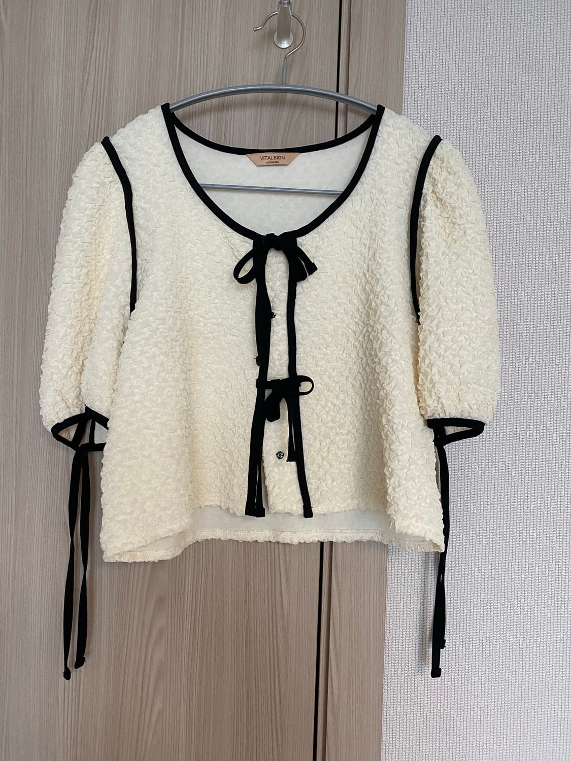 바이탈사인 윙클리본퍼프블라우스 상품이미지4