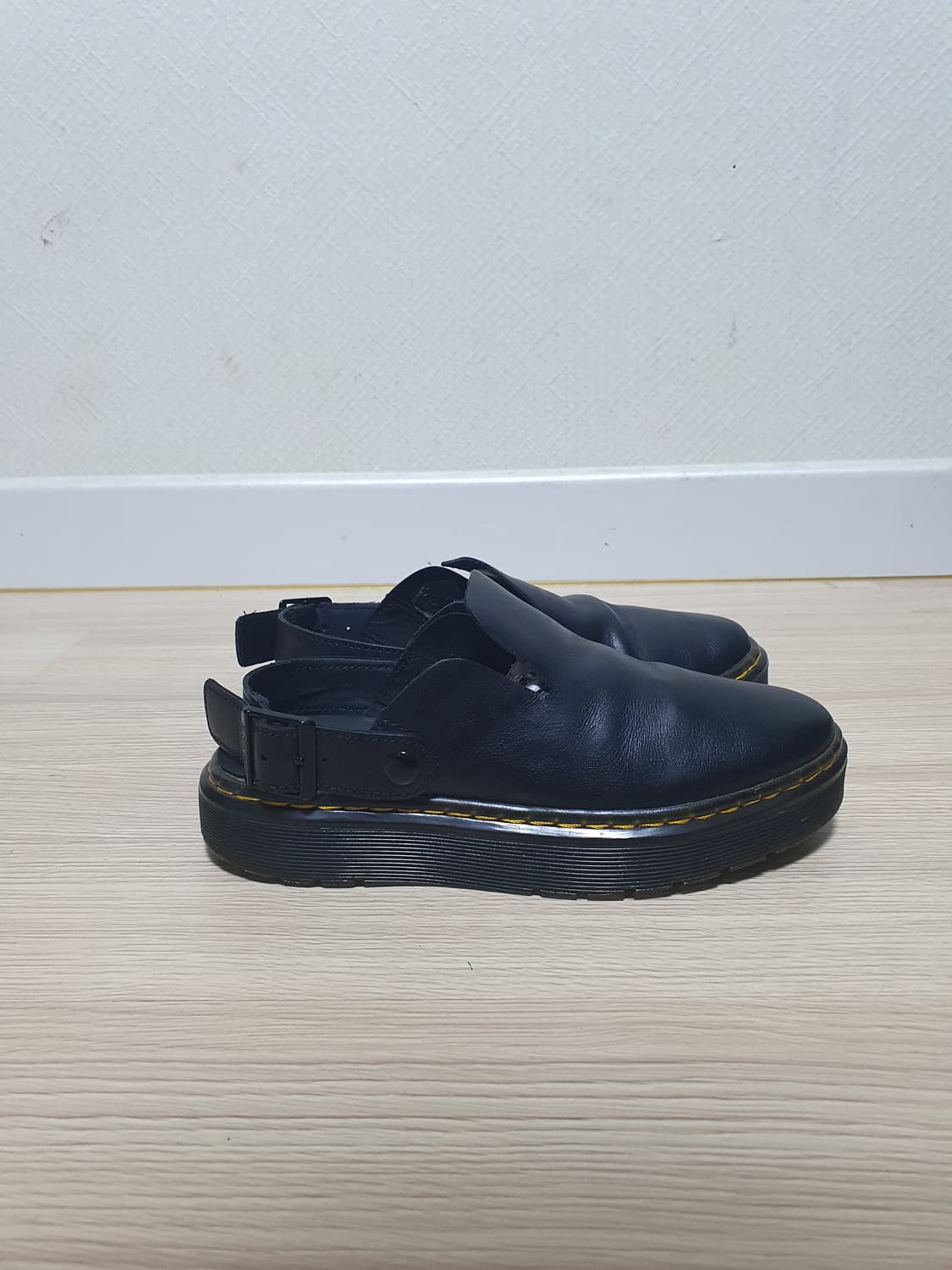 닥터마틴 칼슨 뮬 슬리퍼 220 상품이미지1