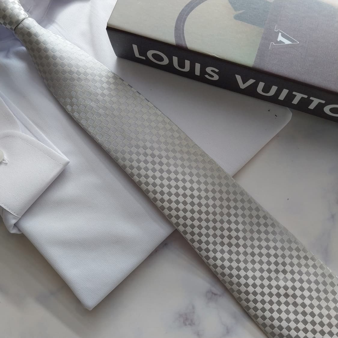 루이비통 실크 그레이 다미에 패턴 넥타이 9cm A+등급 K1769
 상품이미지7