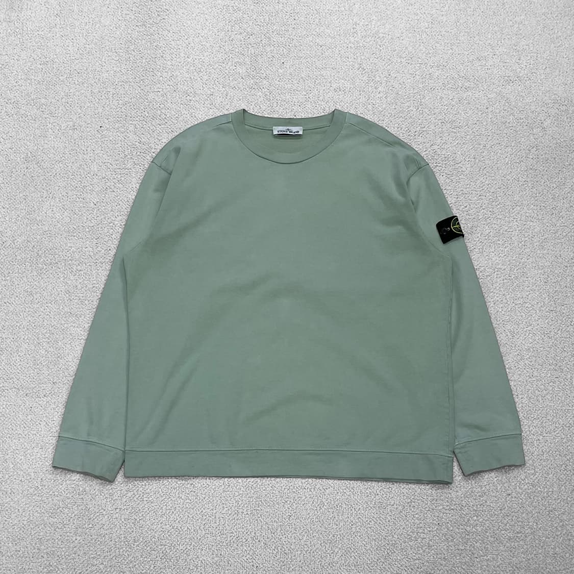 스톤아일랜드 와펜 패치 브러쉬드 오가닉 크루넥 세이지그린 상품이미지1