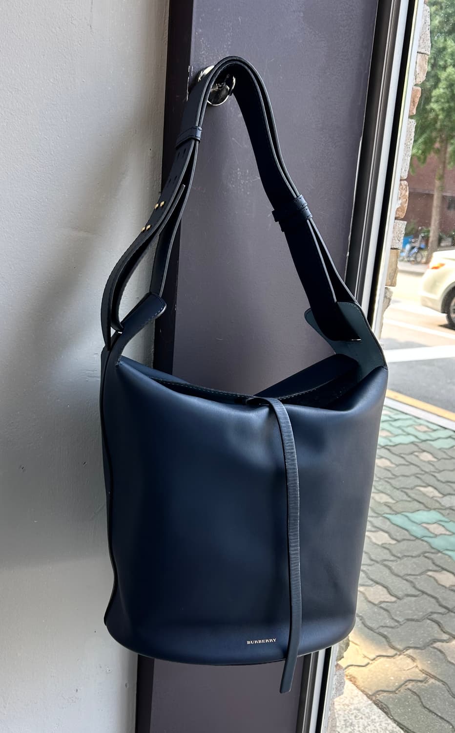 버버리 버킷백 라지 상품이미지3