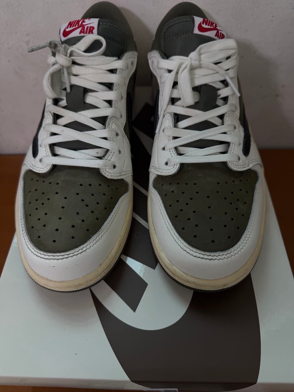 조던1 x 트래비스 스캇 리버스 올리브 상품이미지3