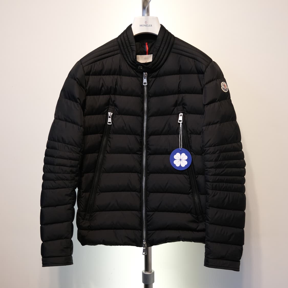 몽클레어 아미오트 쇼트 다운 자켓 상품이미지1