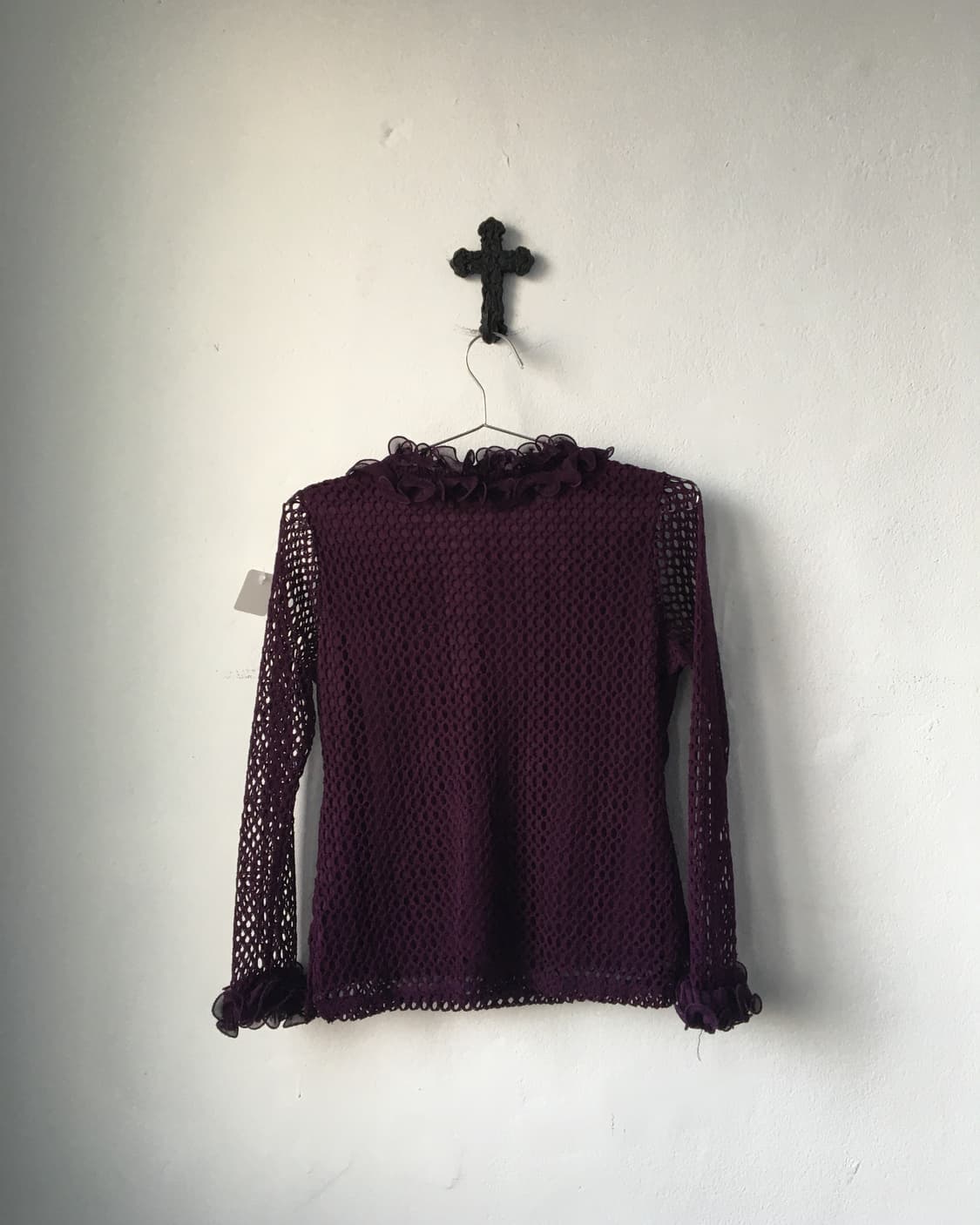 Ruffle point punching pattern top 상품이미지3