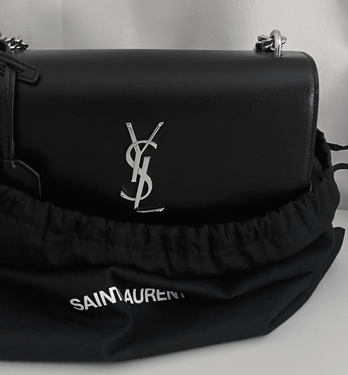 [S+급/정품] 생로랑 스무스 레더 실버 모노그램 선셋 미디움백 블랙 상품이미지1