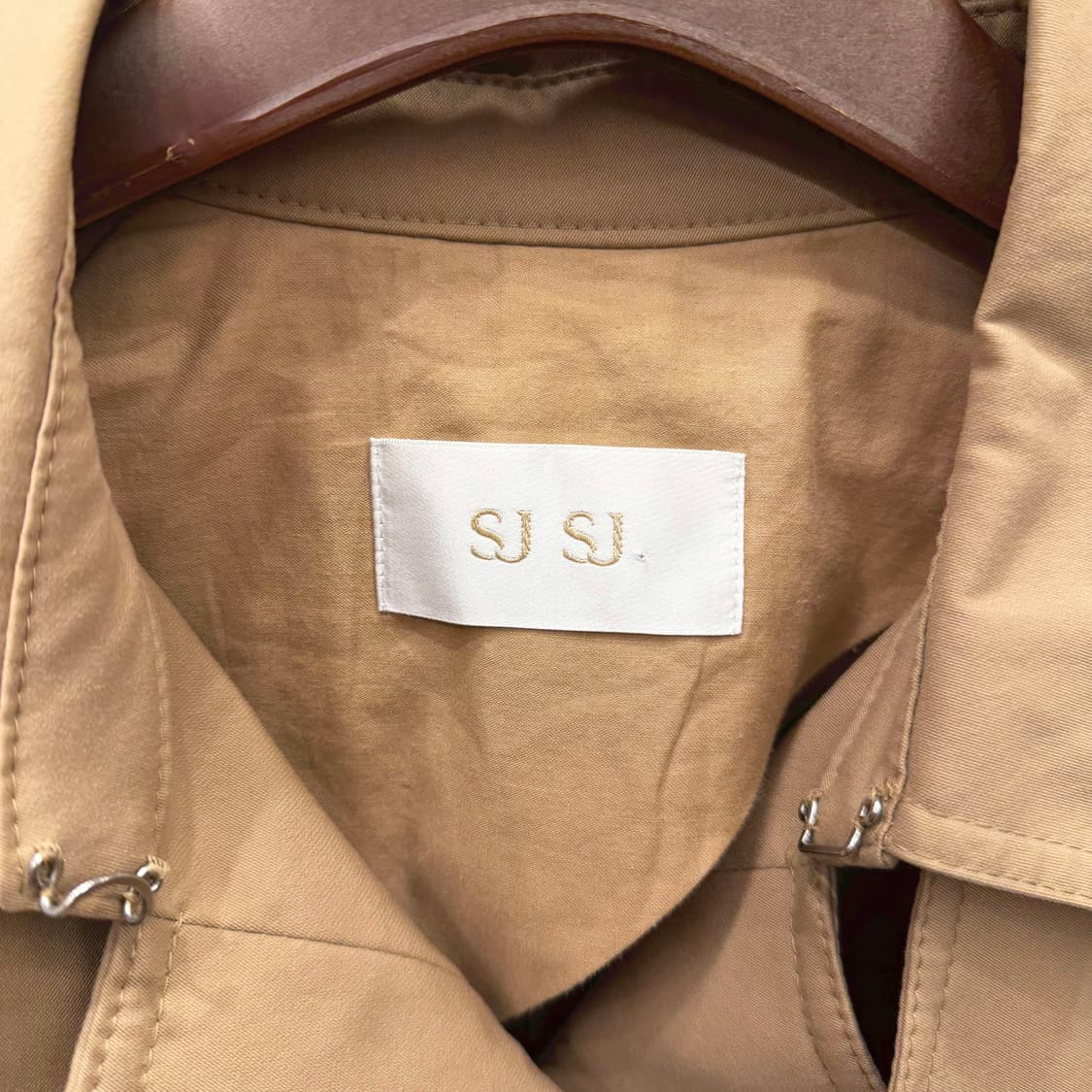 SJSJ 트렌치 코트 언밸런스 플랩 더블 여밈 디테일 베이지 상품이미지7