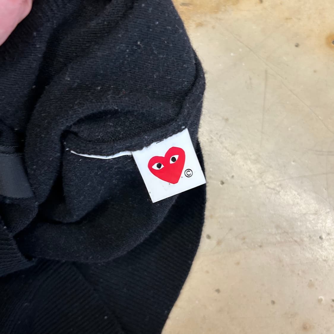 M 꼼데가르송 레드하트와펜 블랙 울 가디건 상품이미지5