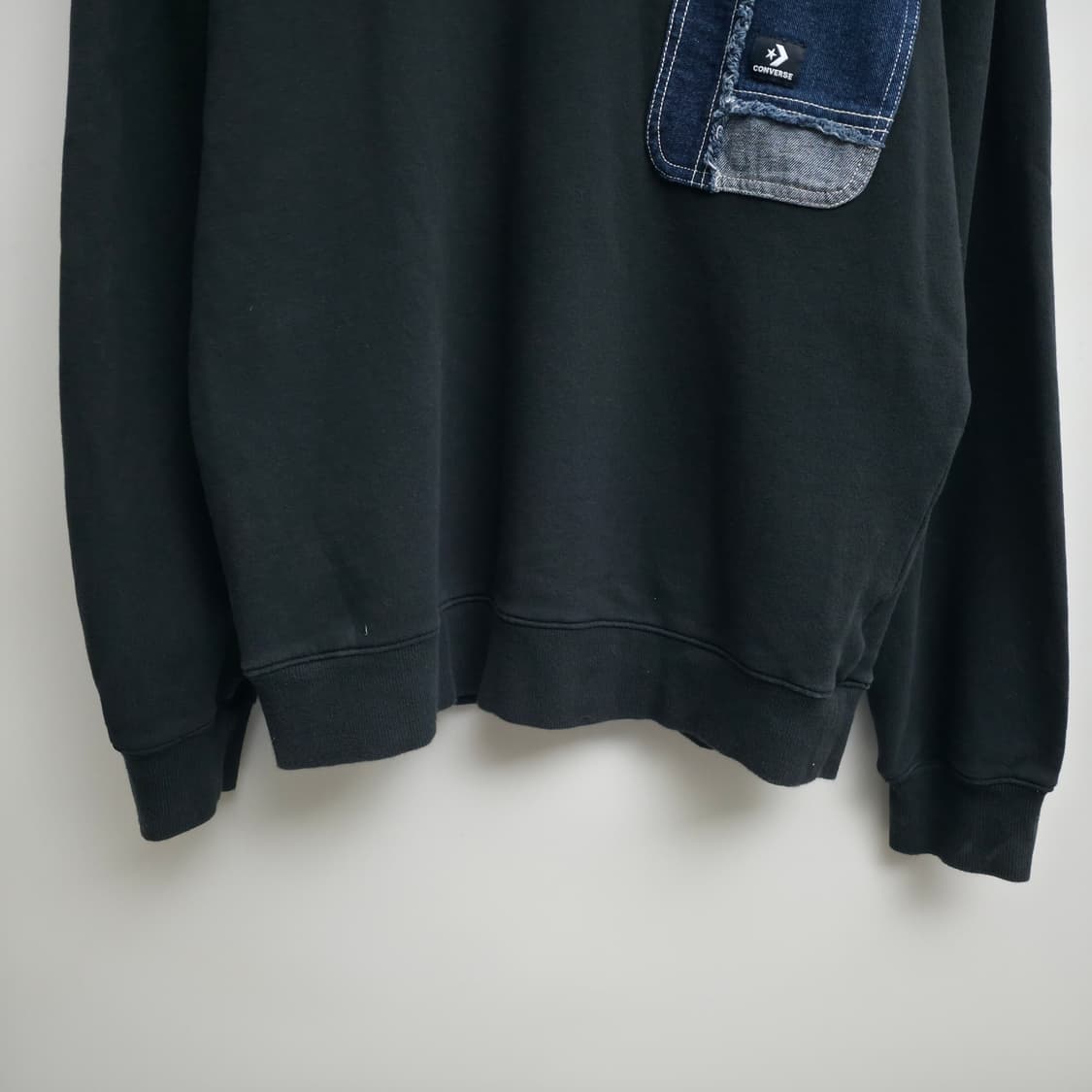 [L] 컨버스 데님 포켓 맨투맨 블랙 상품이미지3