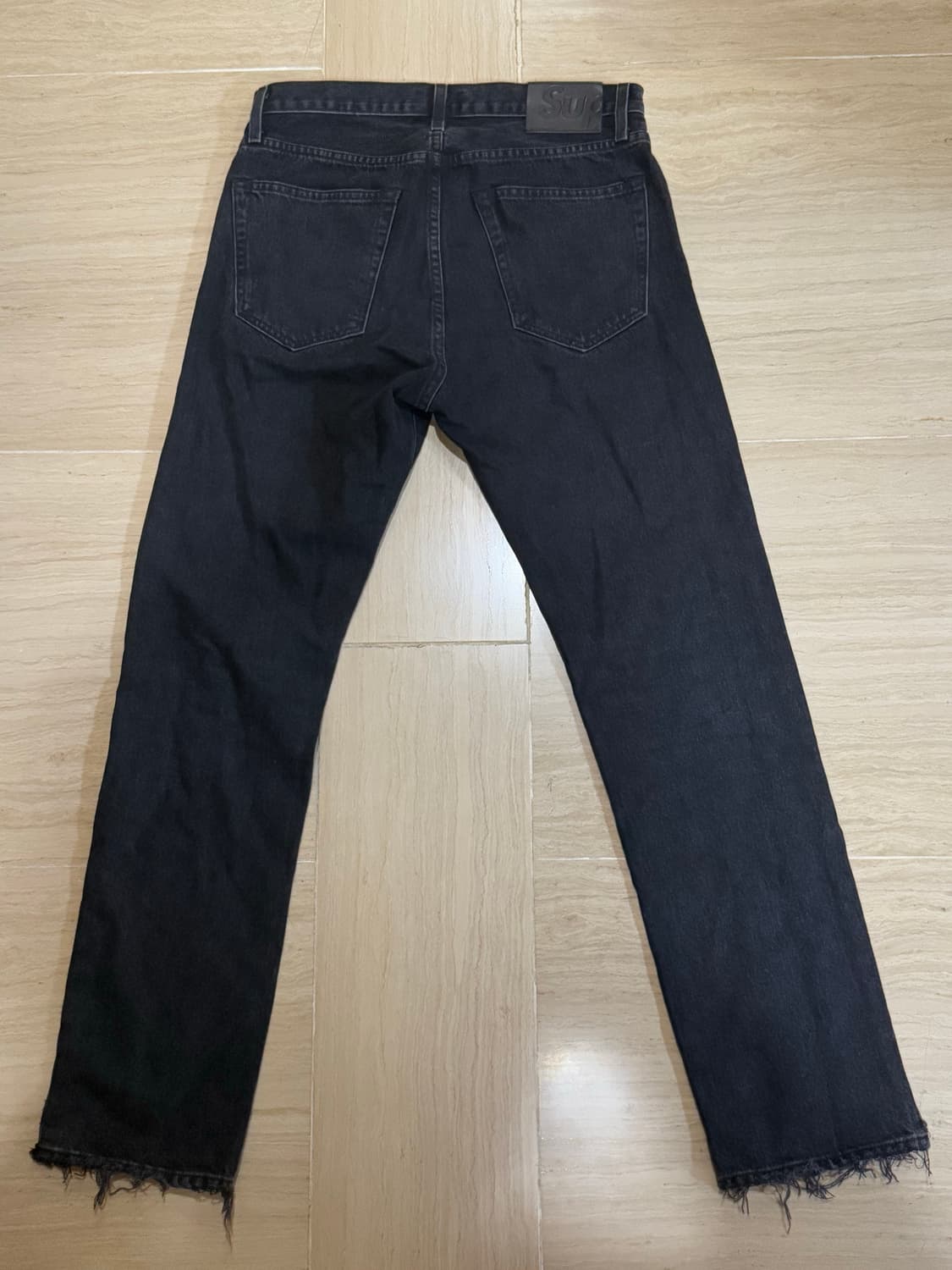 슈프림 디스트레스드 블랙탭 슬림핏 블랙진 상품이미지2