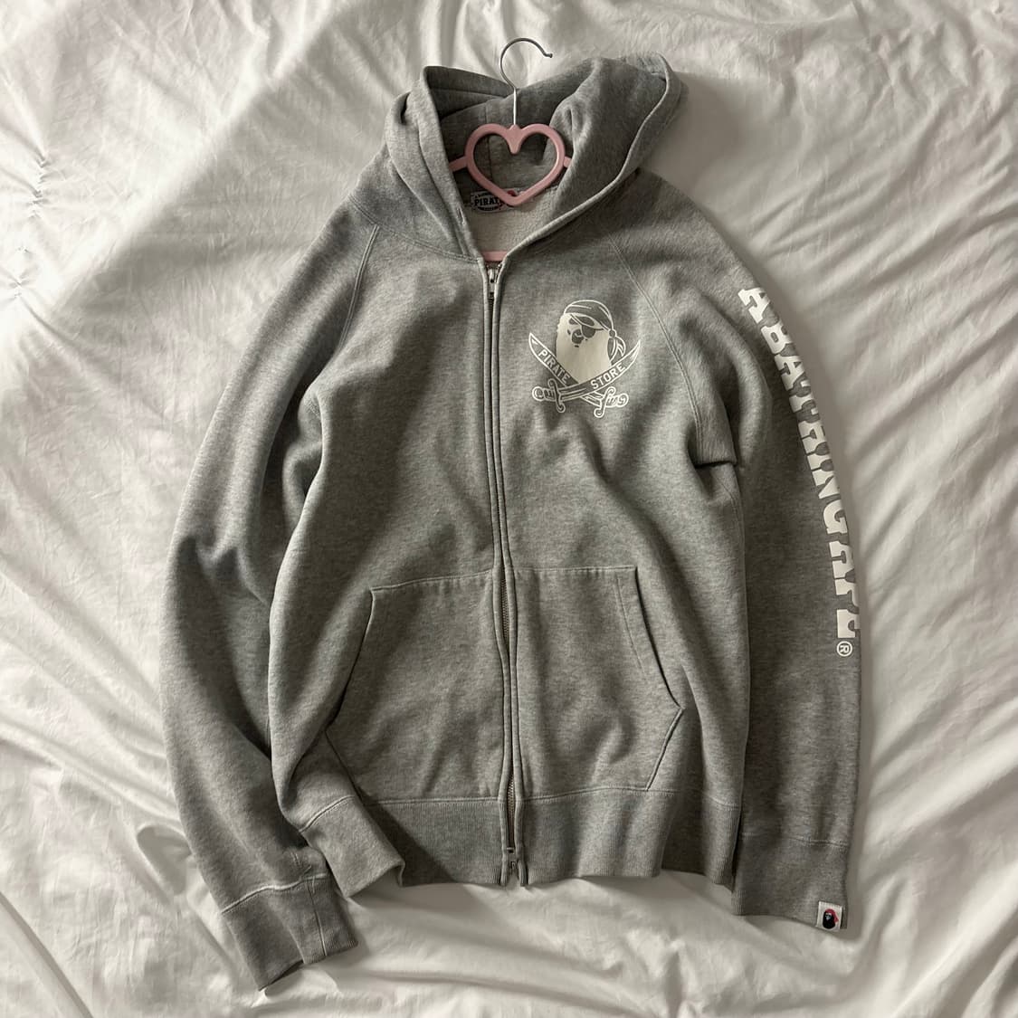 베이프 해적 레터링 후드집업 상품이미지1