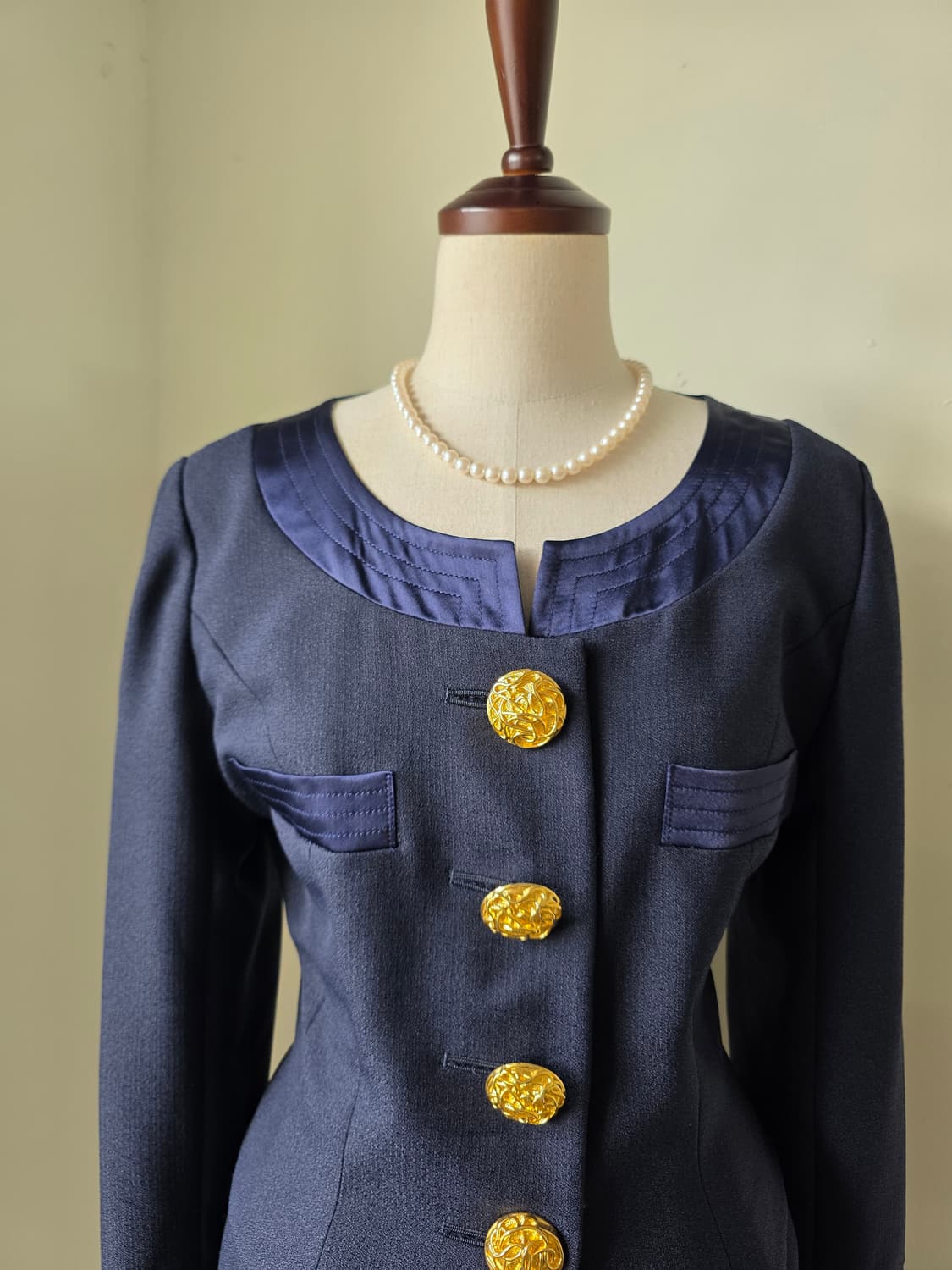 네이비 새틴 포인트 볼드 금장 단추 셋업 상품이미지3