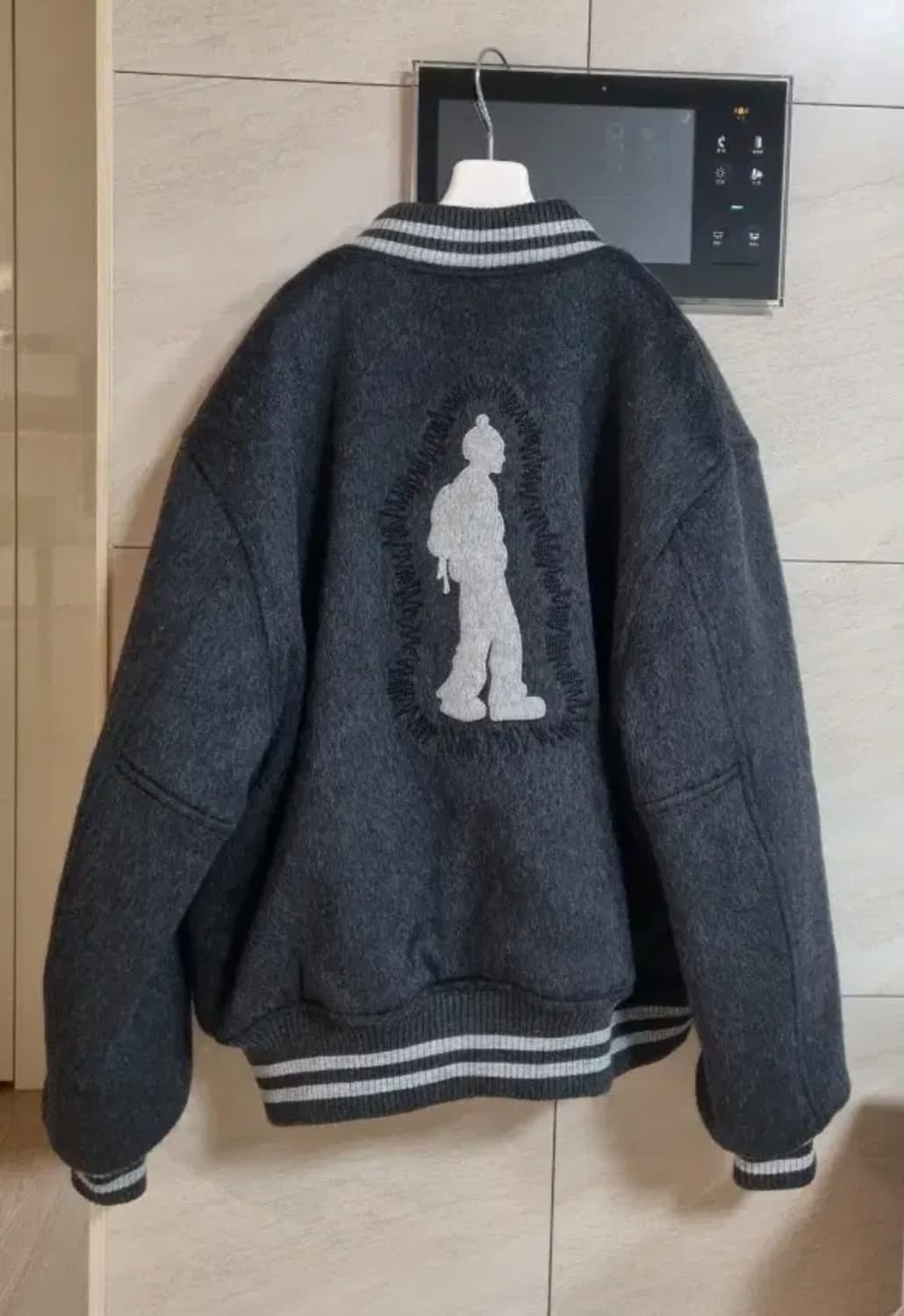 stu 엠브로더리 패디드봄버 차콜 m 새상품 상품이미지3