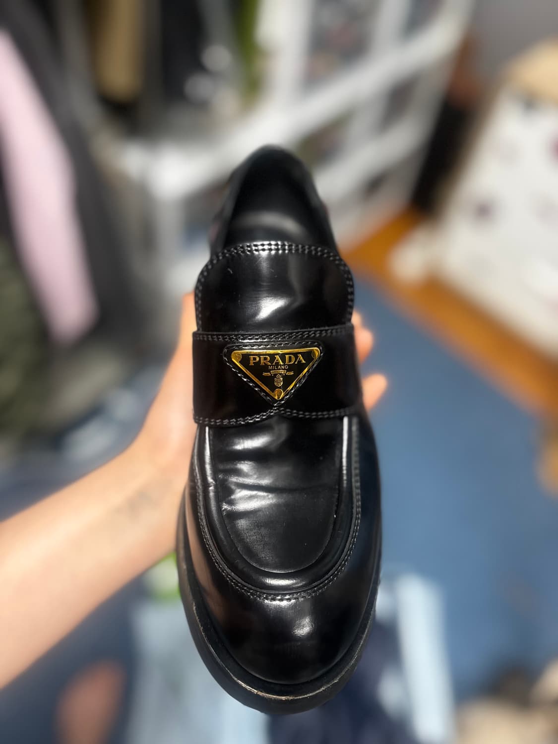 프라다 골드 트라이앵글 로고 로퍼 상품이미지1