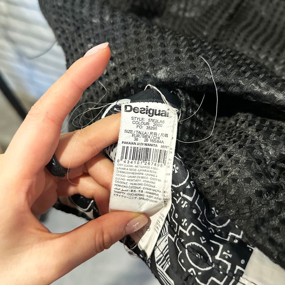 Desigual 데시구알 퍼 하프코트 엠보싱 텍스처 아트워크 디테일 블랙 상품이미지6