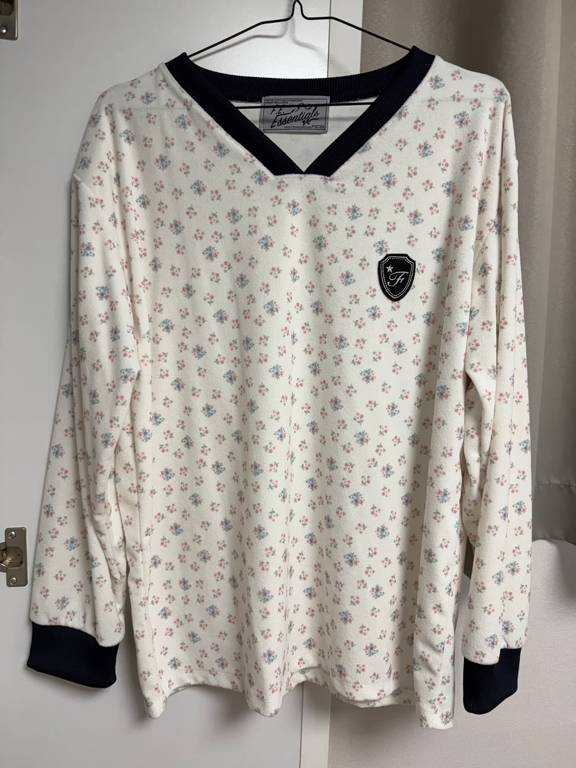 샵페어리 v neck flower terry shirts  상품이미지2