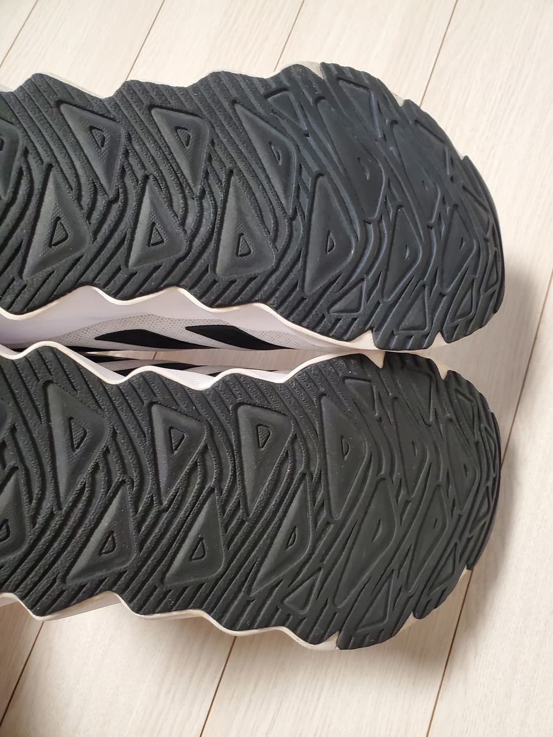 아디다스 운동화 스위치 무브 U 화이트 러닝화 ID5252 사이즈250
 상품이미지6