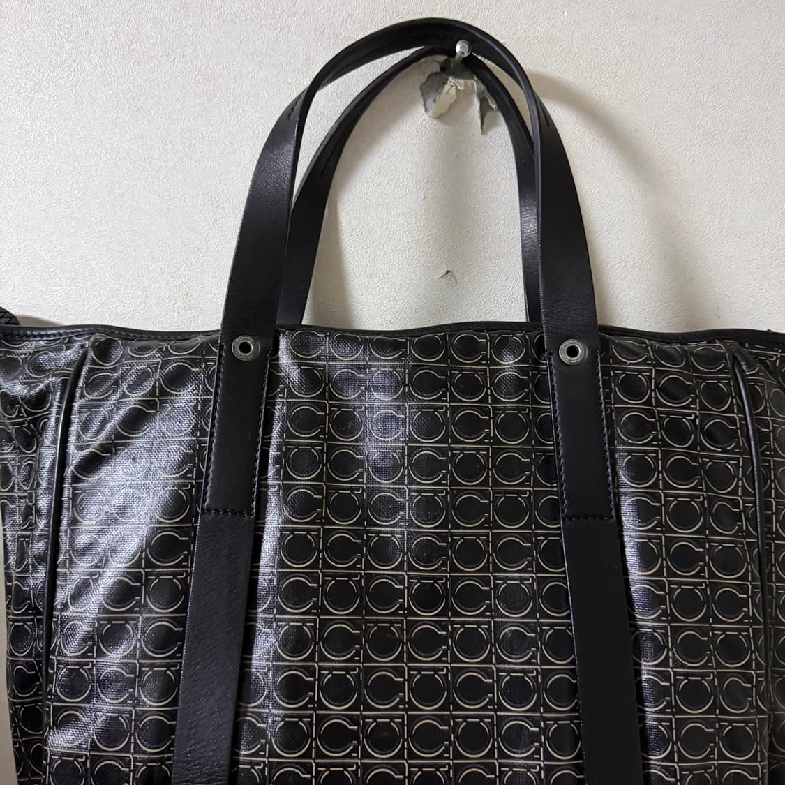 살바토레 페라가모 간치니 패턴 PVC 남성 토트백 상품이미지4