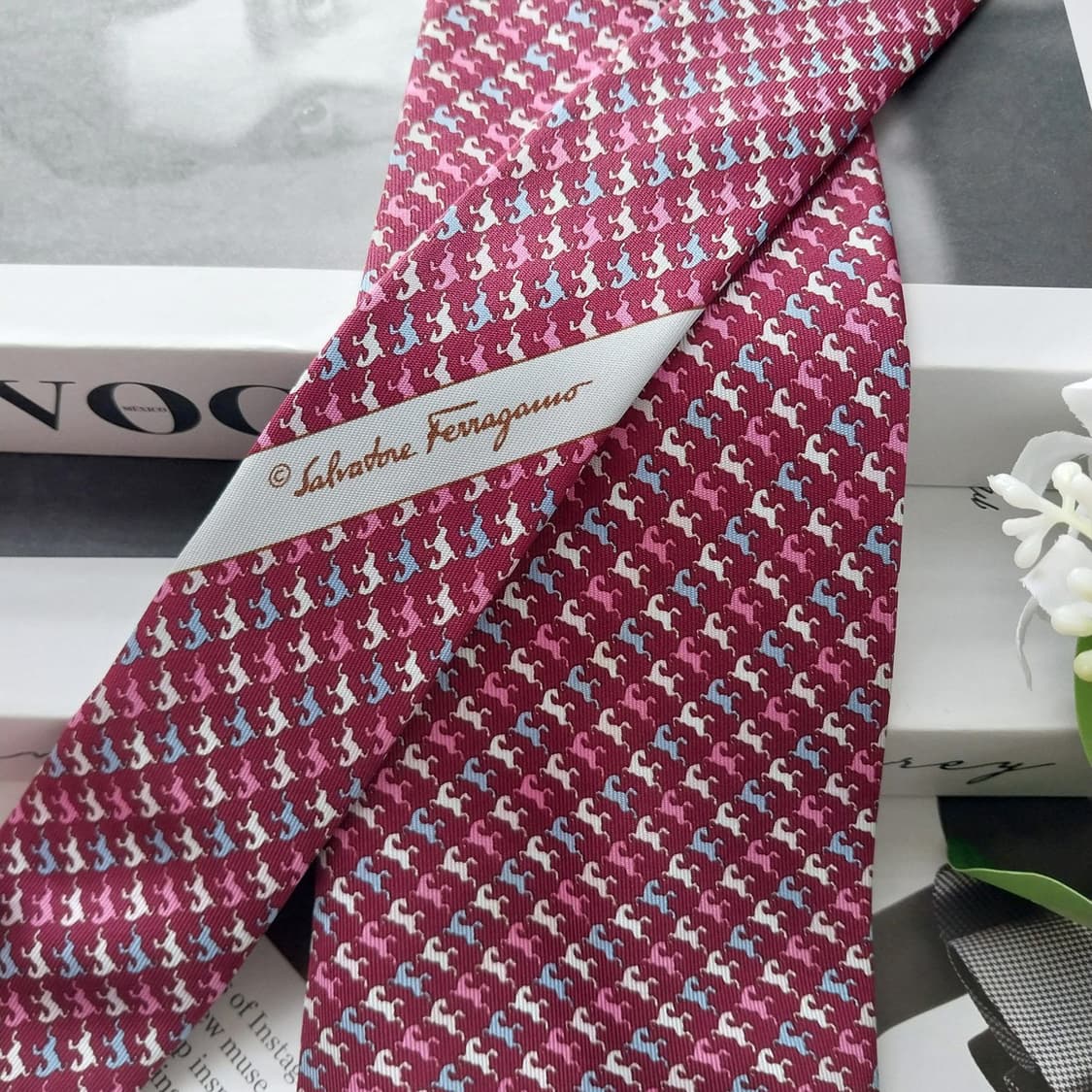 살바토레 페라가모 실크 와인 패턴 넥타이 9.3cm A+등급 K1690
 상품이미지4