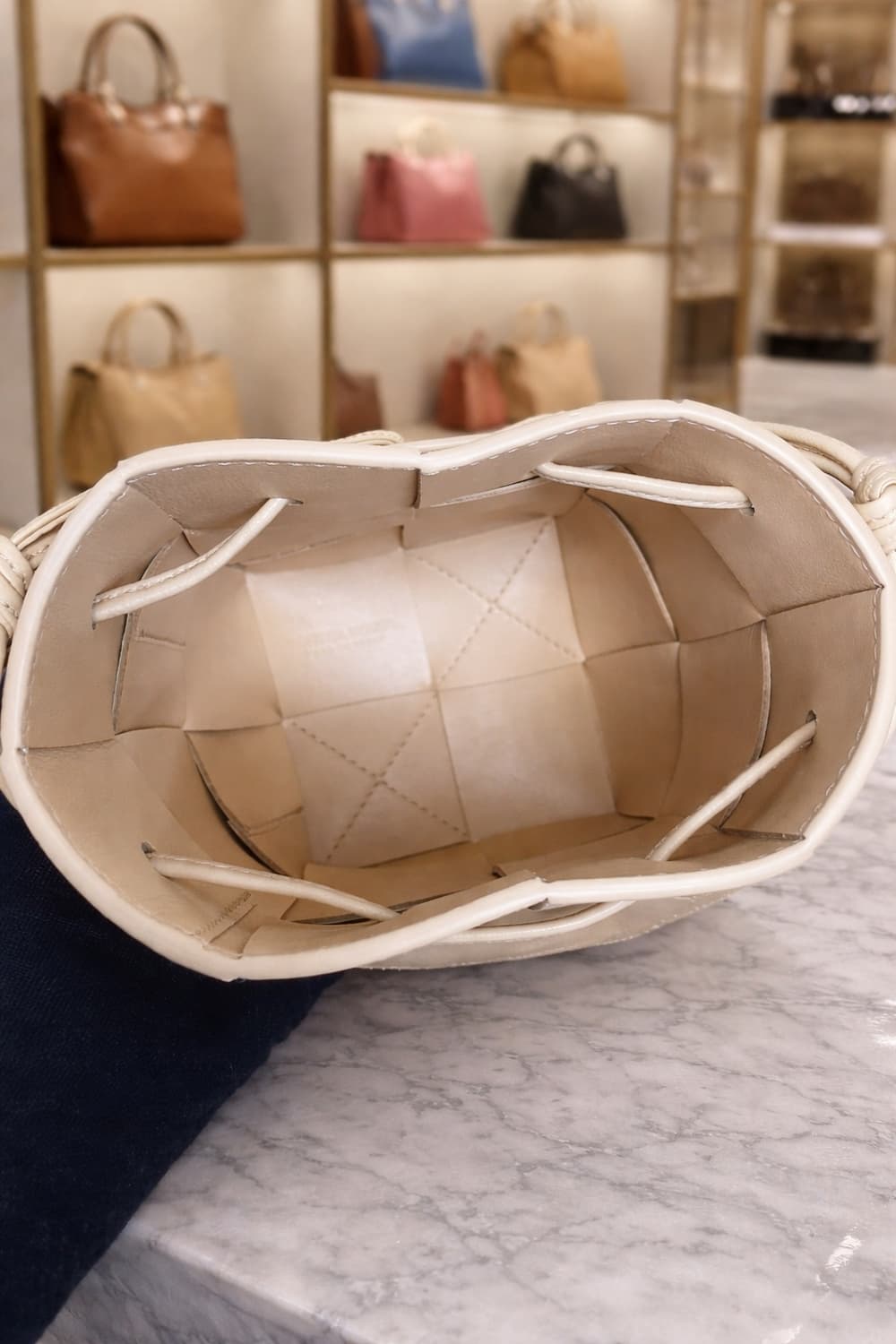 [S급] 보테가베네타 카세트 버킷백 미니 판매합니다!!! 상품이미지3