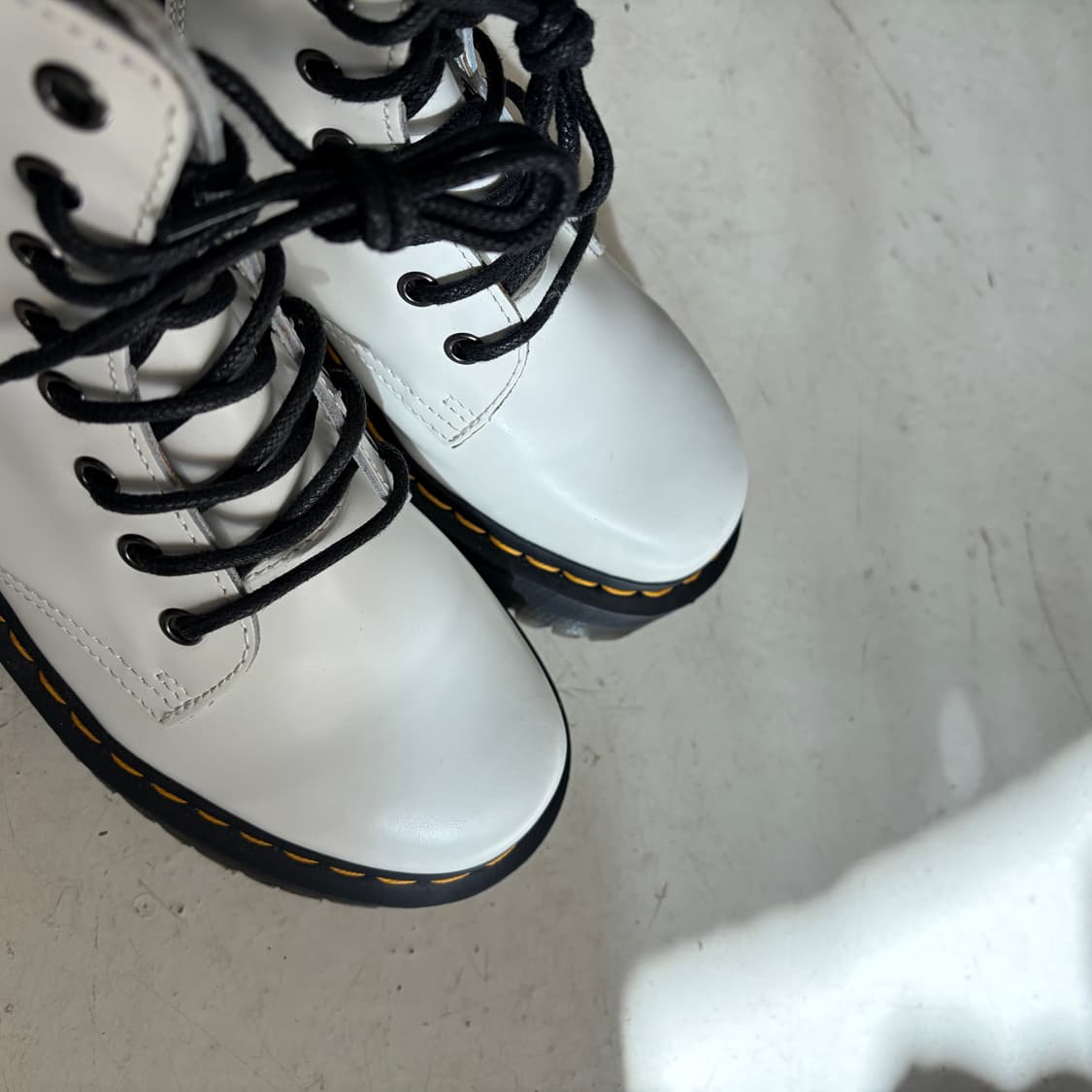 닥터마틴 제이든 폴리시드 스무스 8홀 부츠 상품이미지10