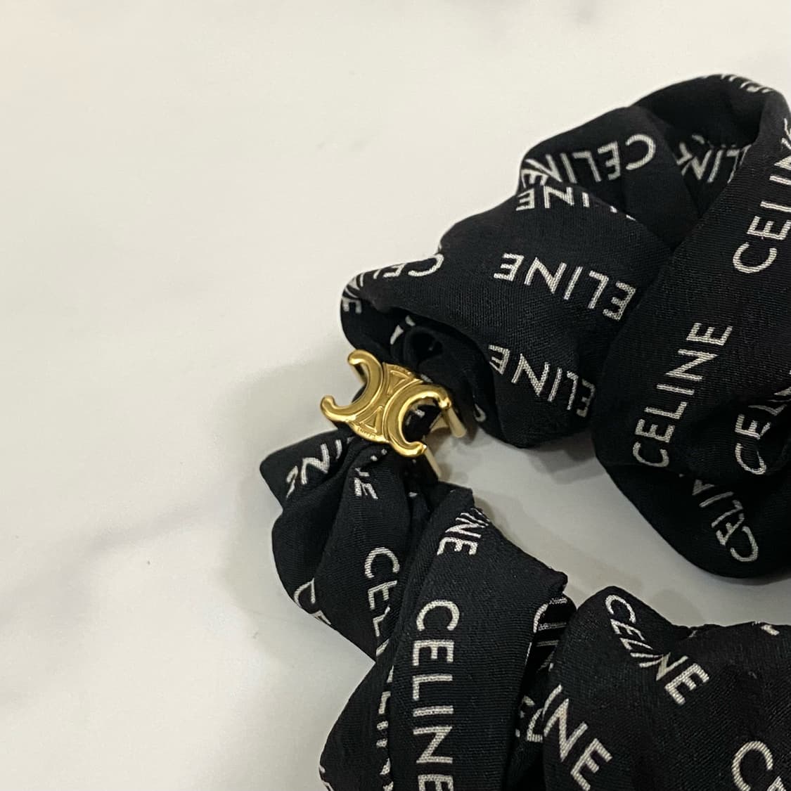 새상품급 셀린느 스크런치 브래스 골드 피니쉬 블랙 실크 헤어밴드 머리띠 상품이미지4