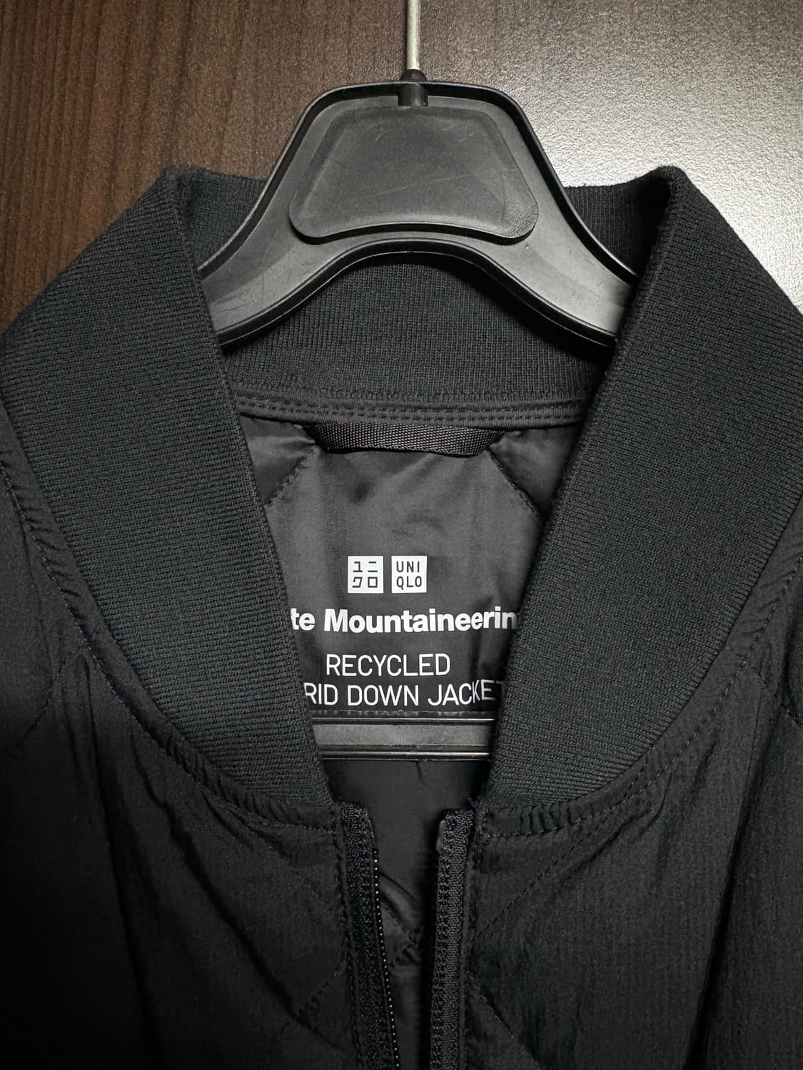 유니클로 화이트마운티니어링 리사이클 하이브리드 다운재킷 상품이미지4