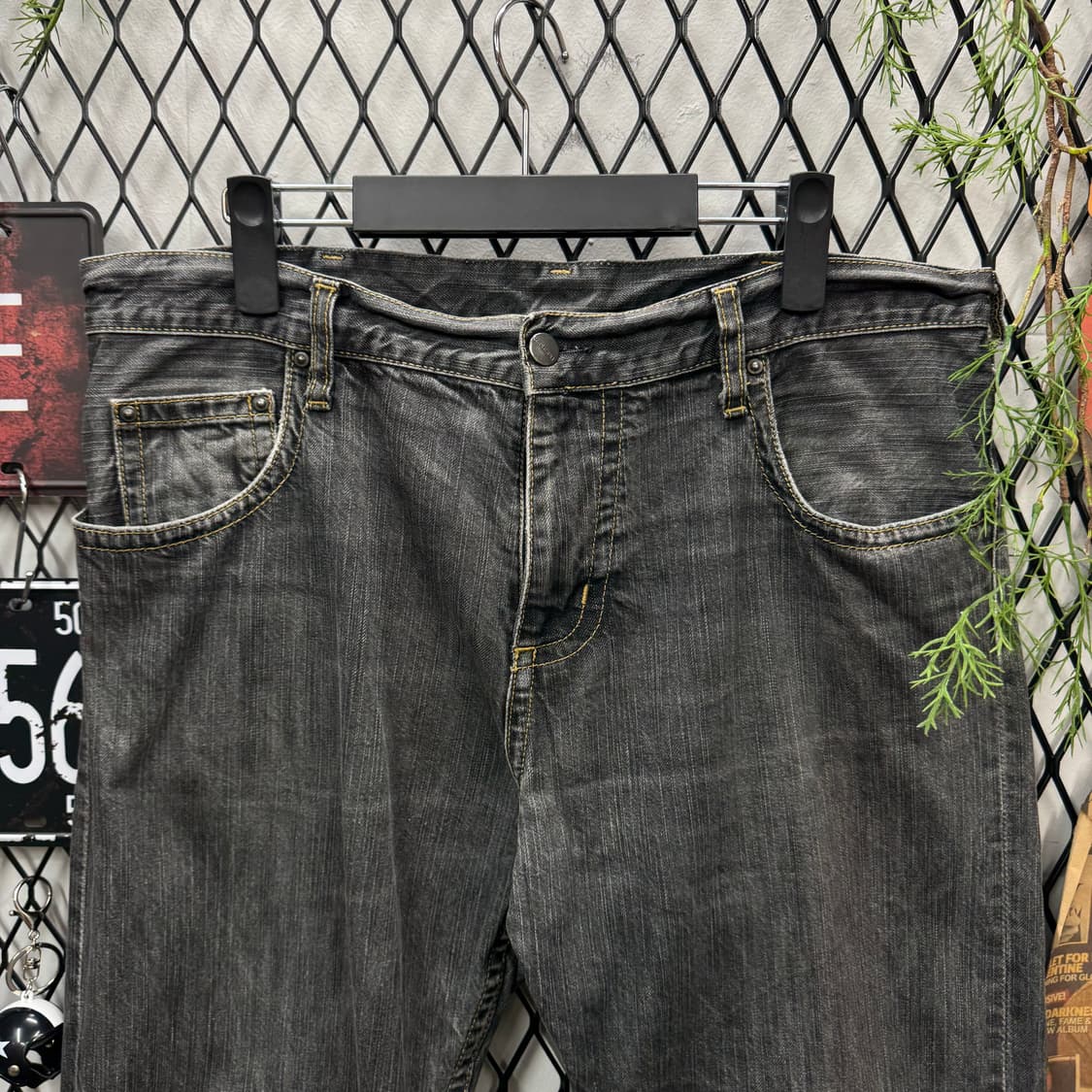 칼하트 슬림핏 흑청 데님 팬츠 후면 포켓 로고 포인트 상품이미지3