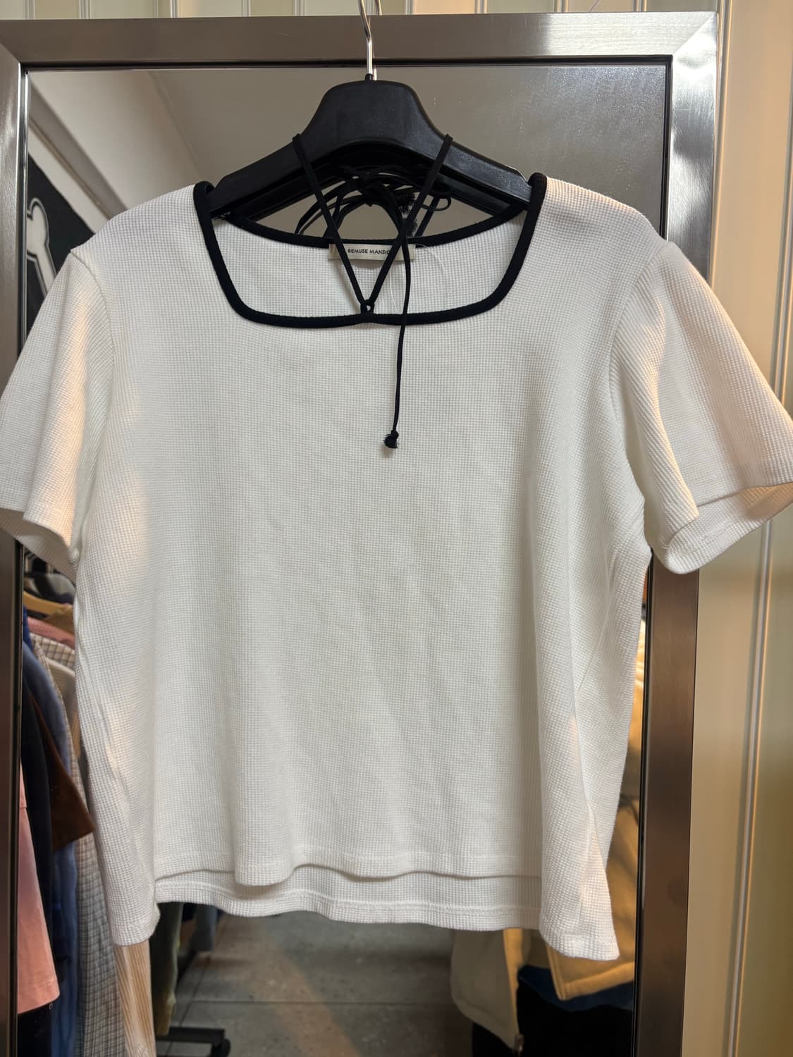 비뮤즈맨션 BEMUSE MANSION 화이트 스퀘어넥 반팔티 상품이미지3