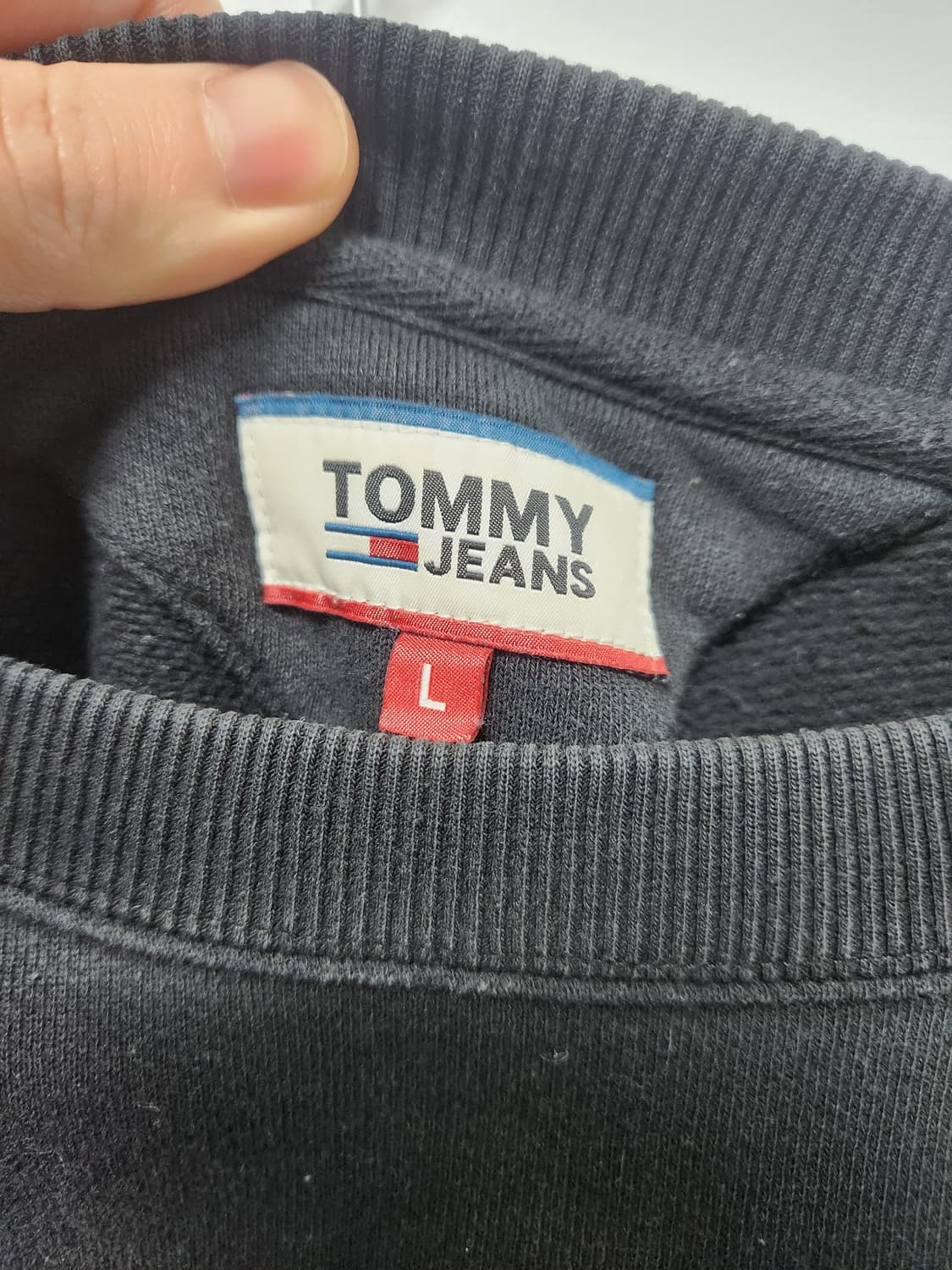 [정품] 타미 진스 90s 센터 빅로고 맨투맨 블랙 상품이미지4