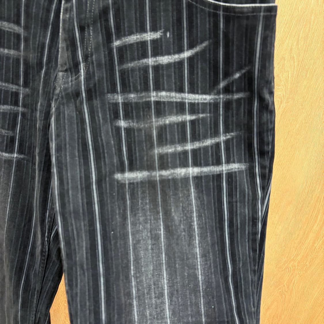 버버리 블랙 라벨 팬츠 그레이 핀 스트라이프 패턴 로고 자수 디테일 블랙 상품이미지6