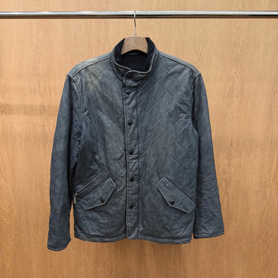 바버 퀄팅 자켓 코듀로이 카라 배색 지퍼 포켓 디테일 레귤러핏 차콜 상품이미지2