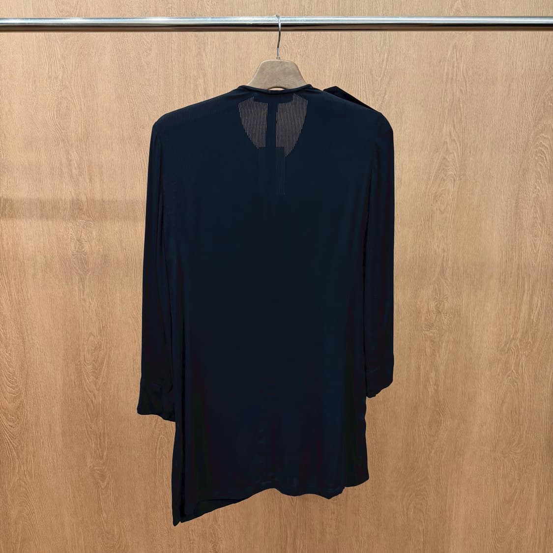 아포스트로피 미디 원피스 노카라 브이넥 어깨 견장 디테일 루즈핏 블랙 상품이미지3