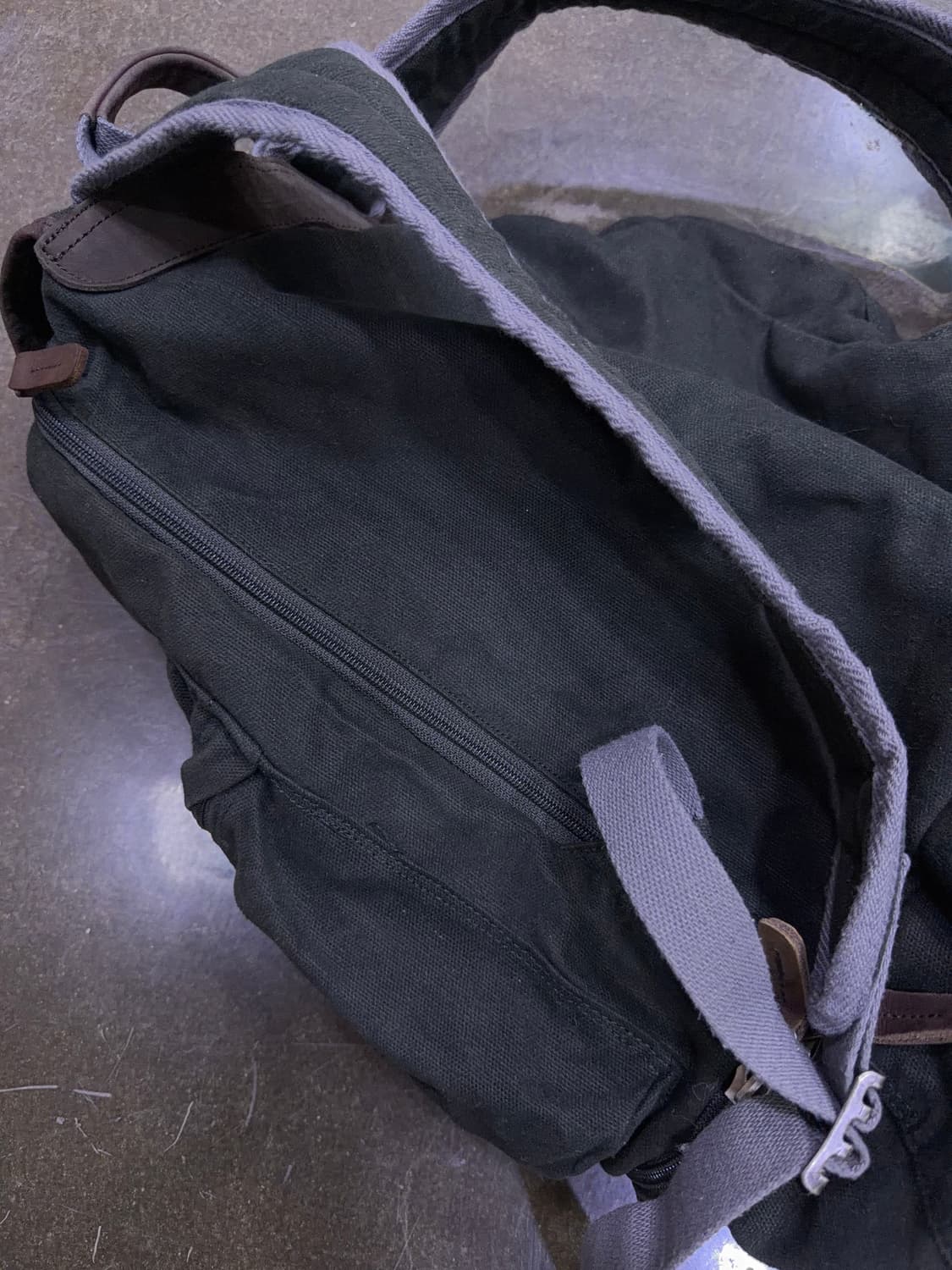 콜맨 캔버스 가죽 배색 아웃도어 멀티 백팩 다크 올리브 상품이미지9