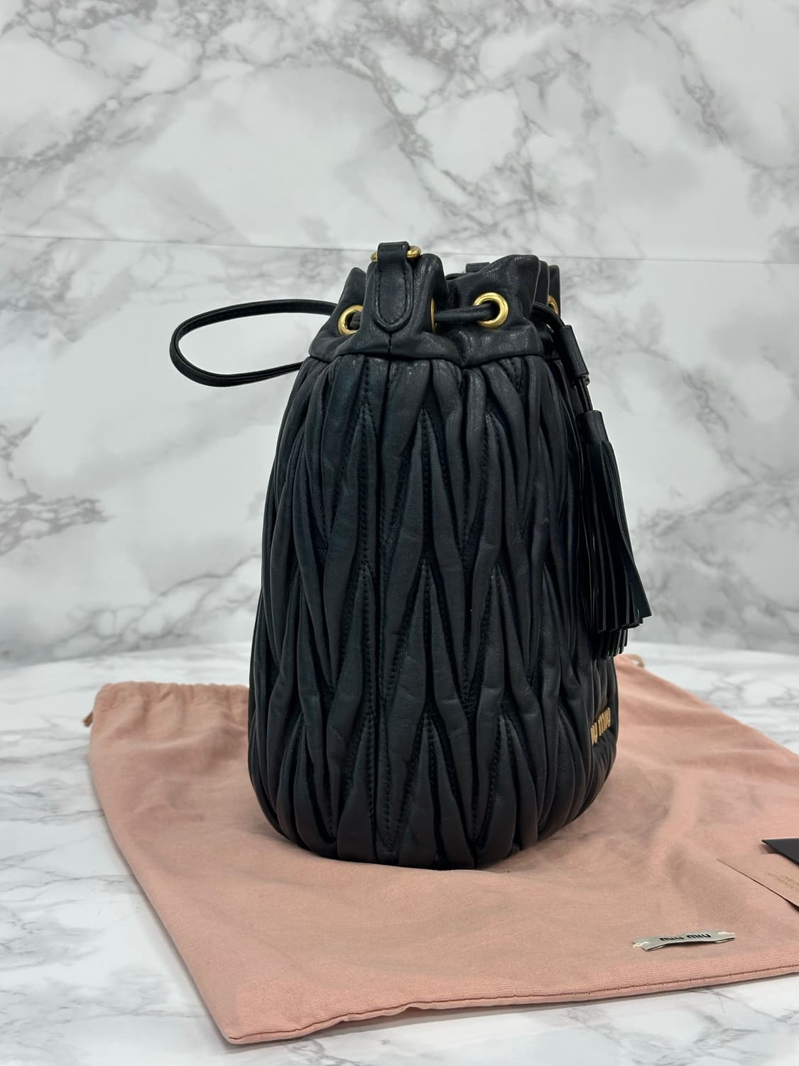 미우미우 마틀라세 버킷백 상품이미지4