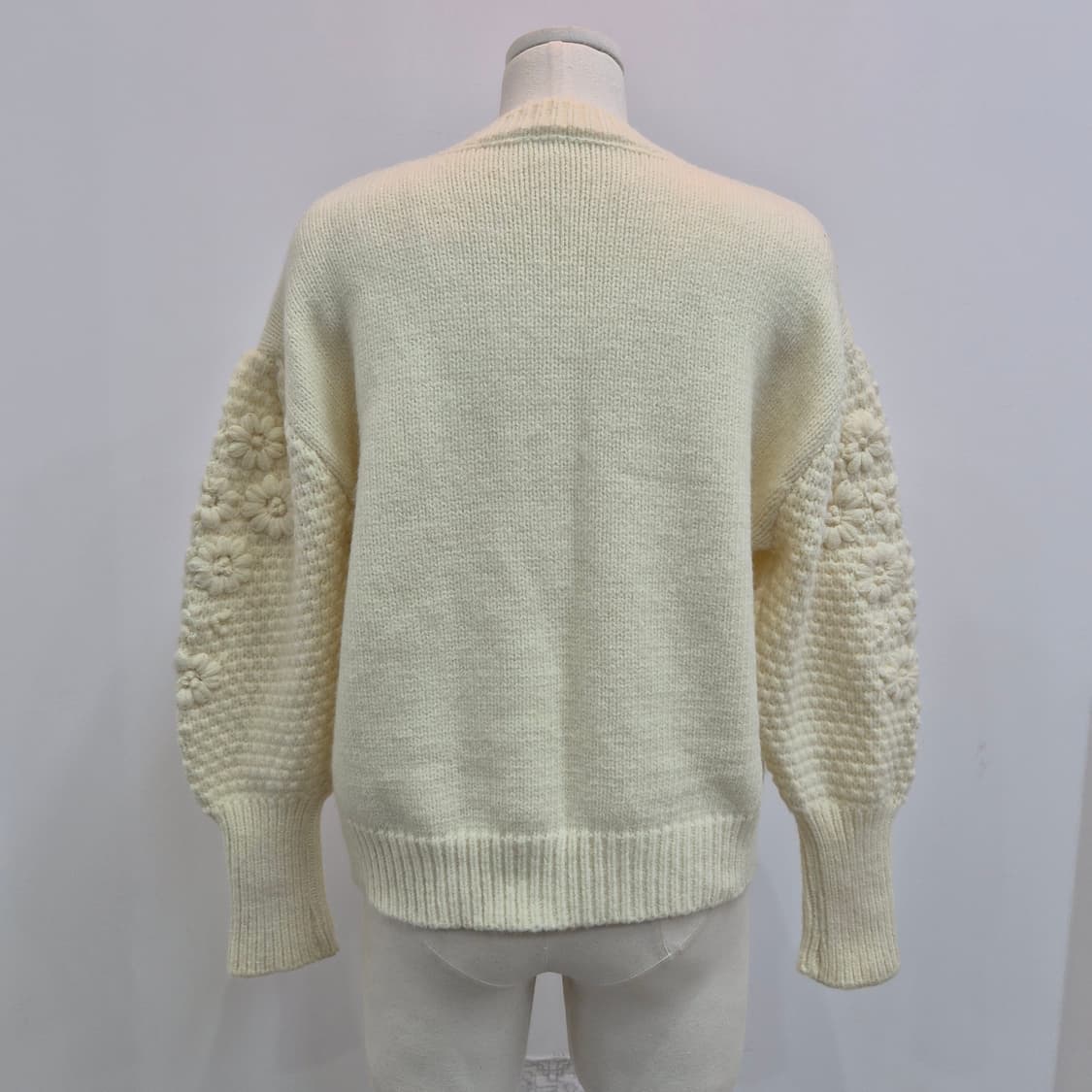 아이보리 입체 플라워 자수 도톰 니트 상품이미지3