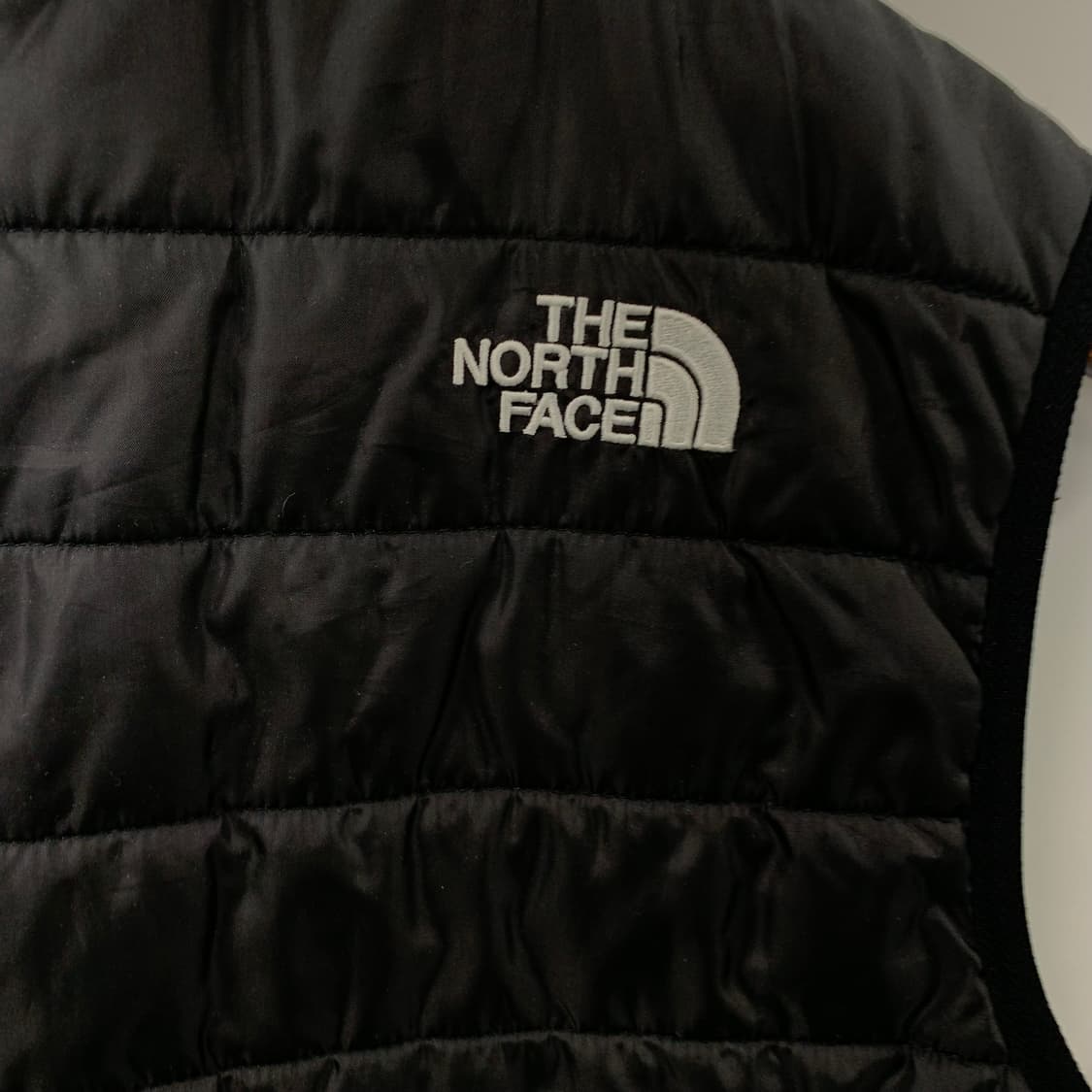 노스페이스 블랙 경량 조끼 패딩 상품이미지5