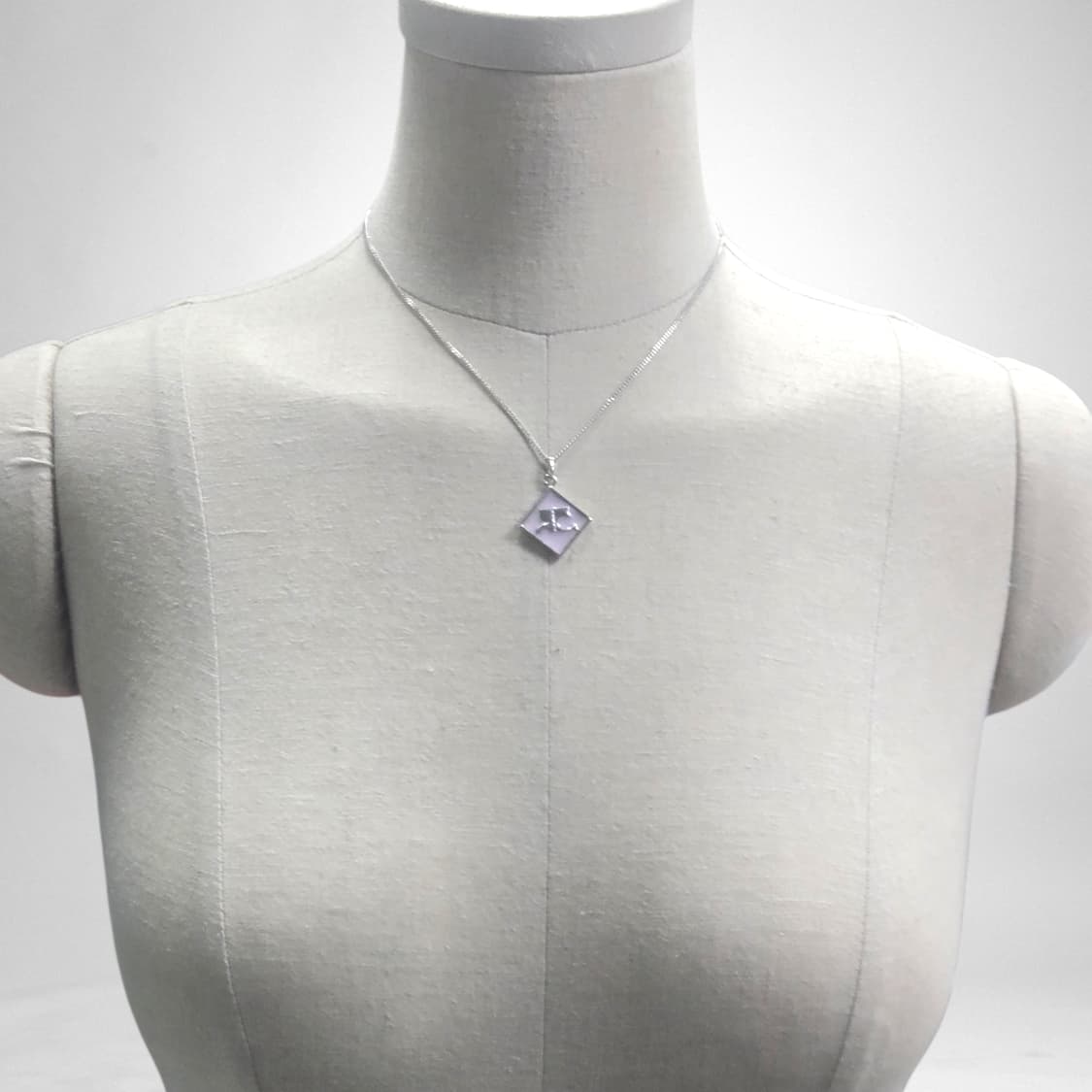 꾸레쥬 에폭시 로고 목걸이 상품이미지3