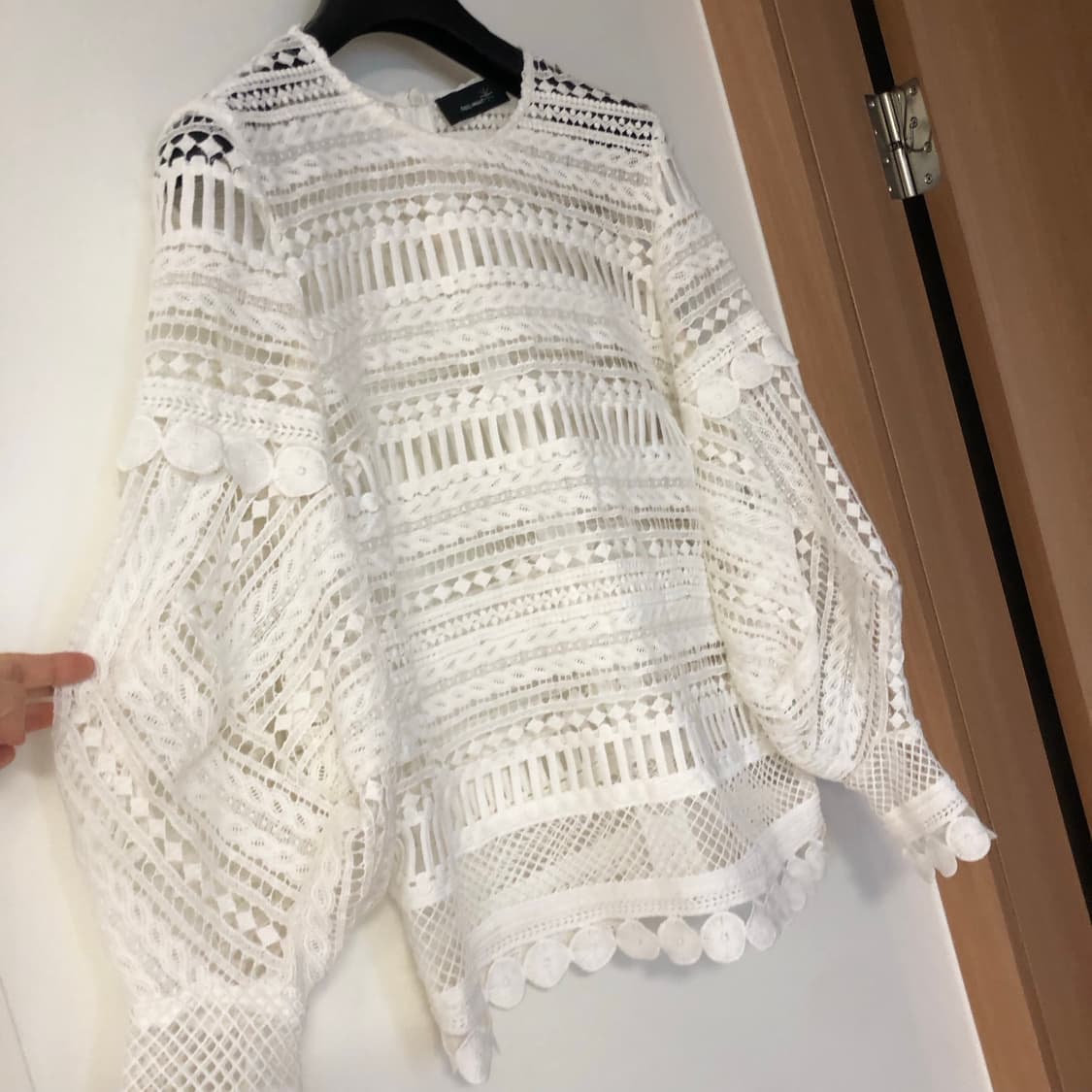 이자벨마랑 펀칭 뜨개 레이스 아일렛 벌룬 퍼프 네트 블라우스 시스루 상품이미지7