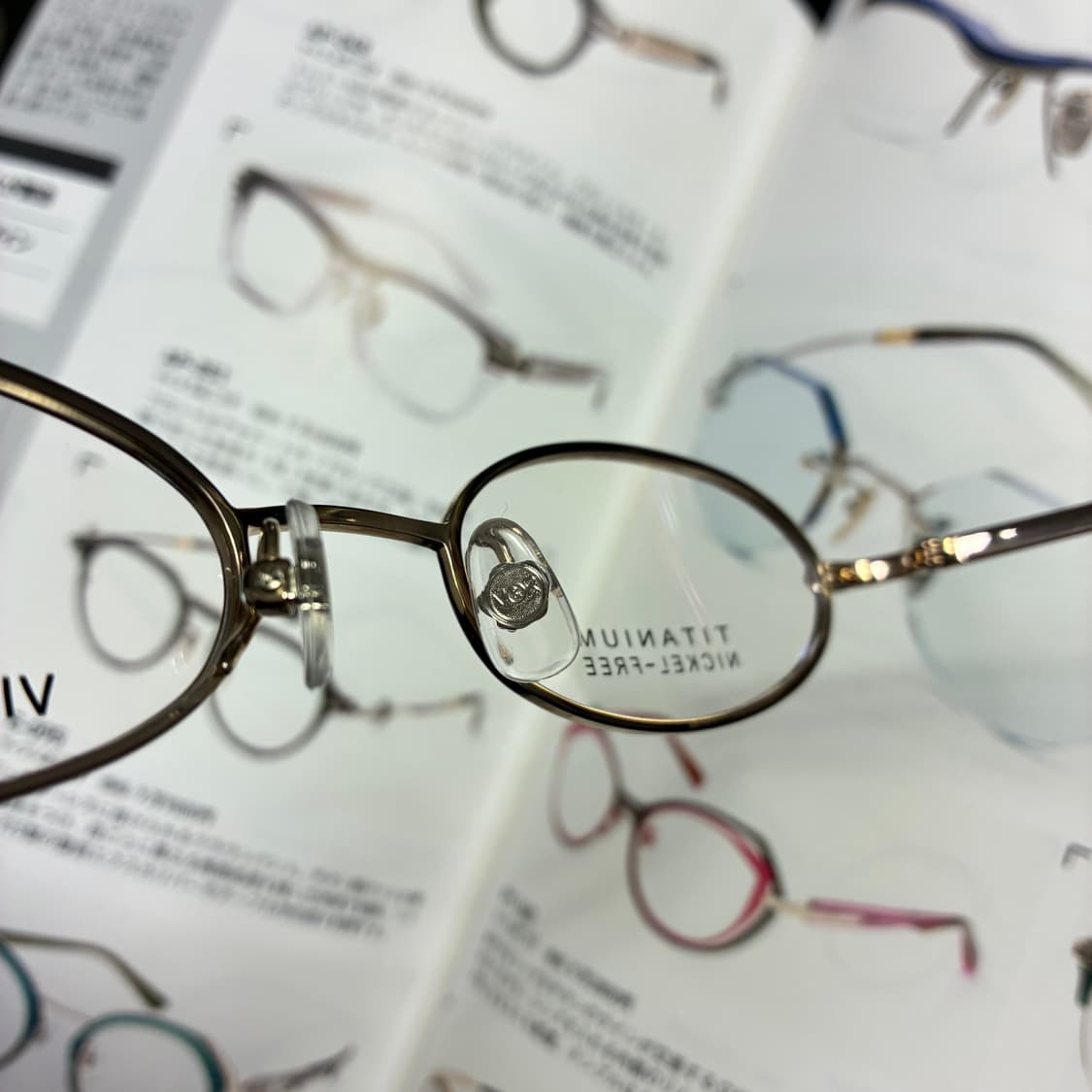 Viktor&rolf 빅터앤롤프 타원형 티타늄 골드 안경 상품이미지7