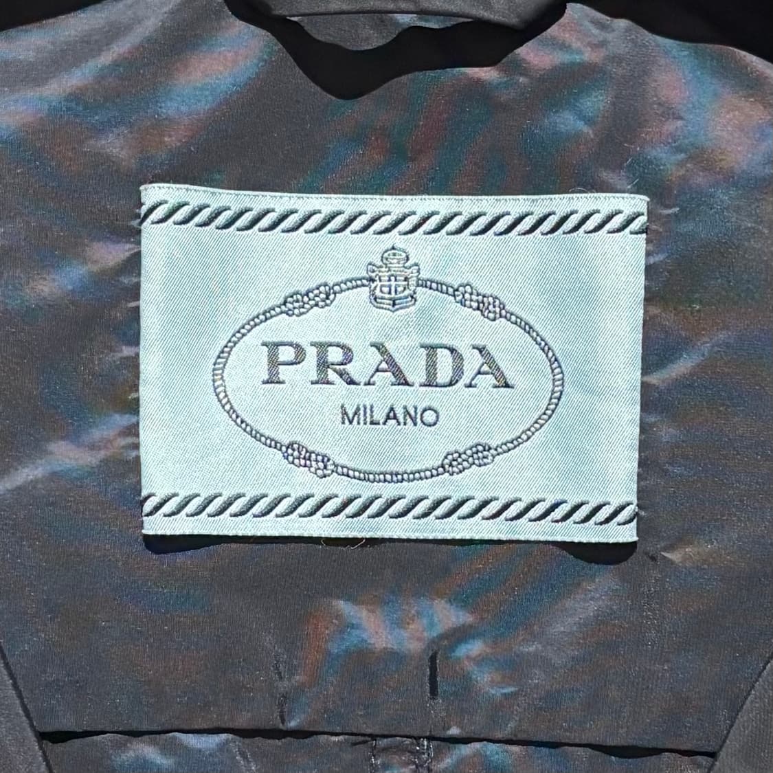 A+ 38사이즈 프라다 리나일론 삼각로고 바람막이 네이비 상품이미지3