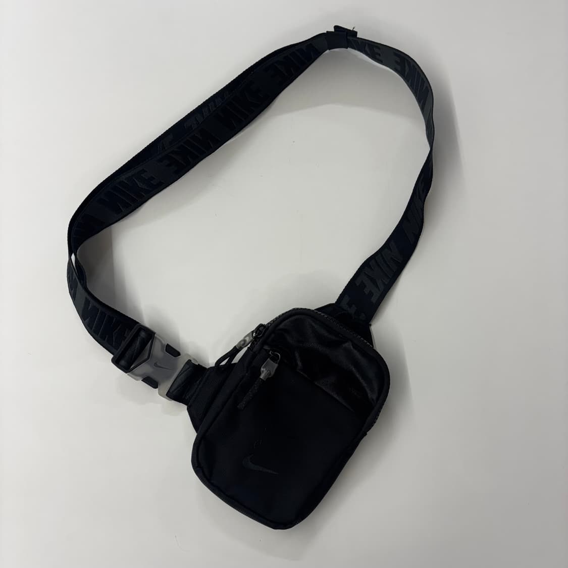 나이키 스포츠웨어 헤리티지 스몰 아이템 백 (Black) 상품이미지2