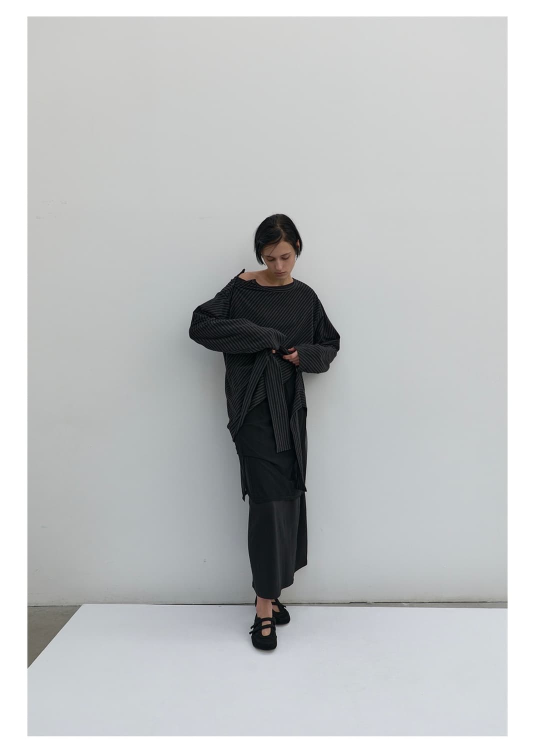 DIAGONAL STRIPE DETAIL TOP IN BLACK-GREY 상품이미지6