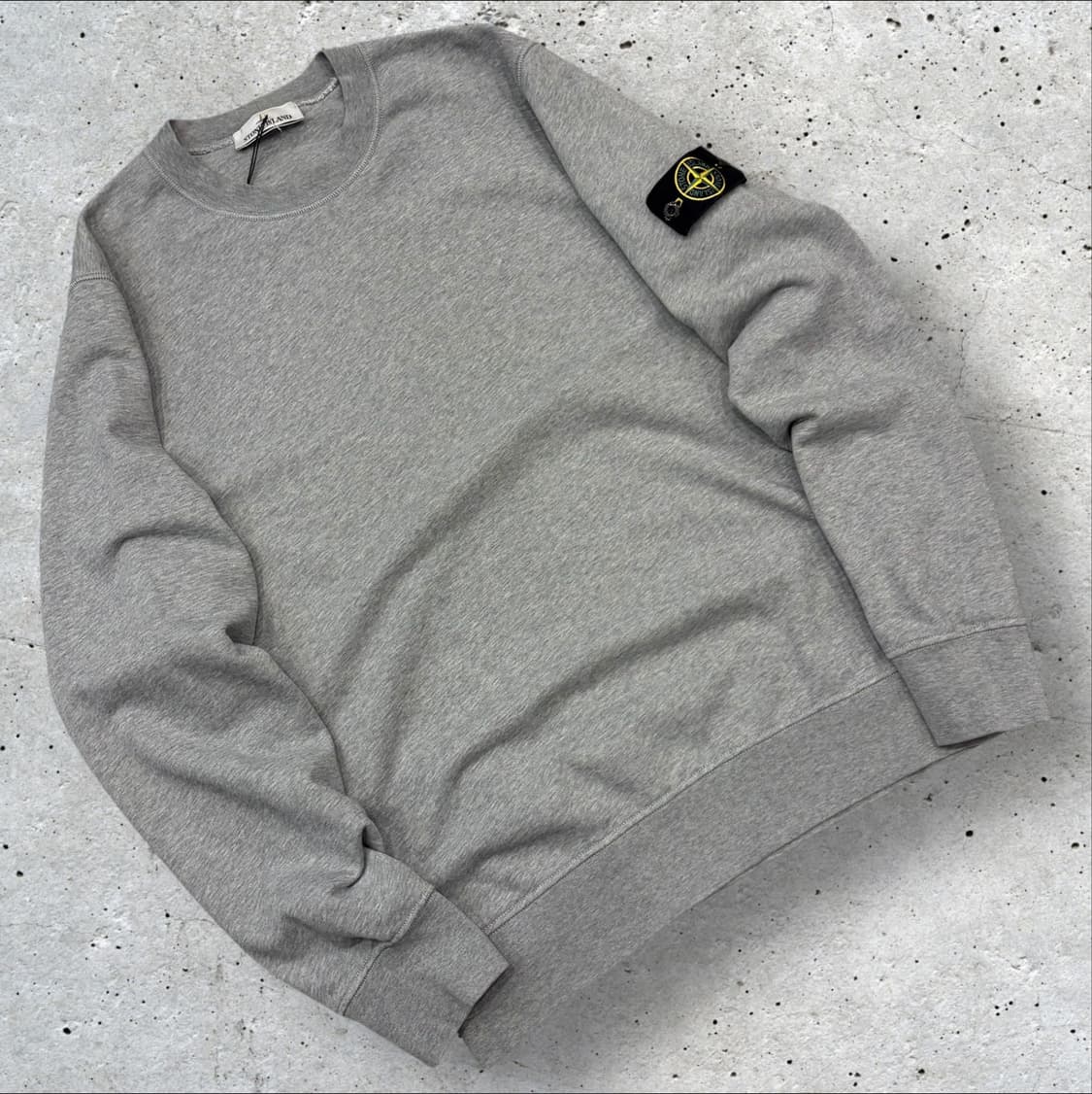 [XL] 22ss 스톤아일랜드 신형 큐알 와펜 맨투맨 그레이 C816 상품이미지1