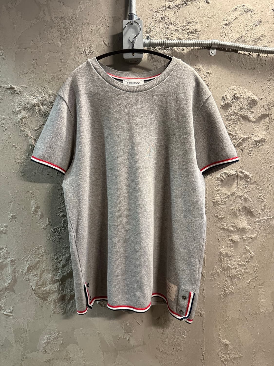 3 톰브라운THOM BROWNE 삼색선 사이드트임 반팔 티셔츠 그레이 상품이미지1