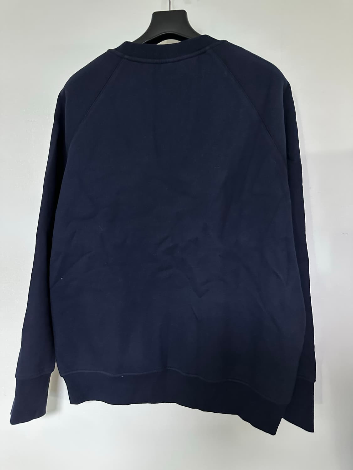 럭키슈에뜨 네이비 색상의 스웨트셔츠 상품이미지3