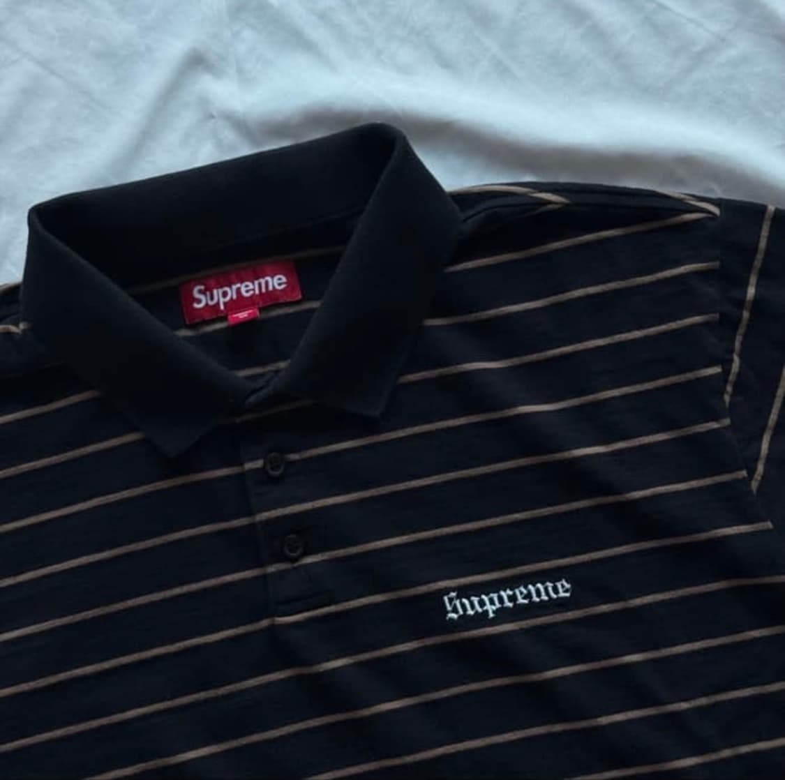 슈프림 x 멜빈스 스트라이프 숏슬리브 폴로 블랙 - 24SS 상품이미지1