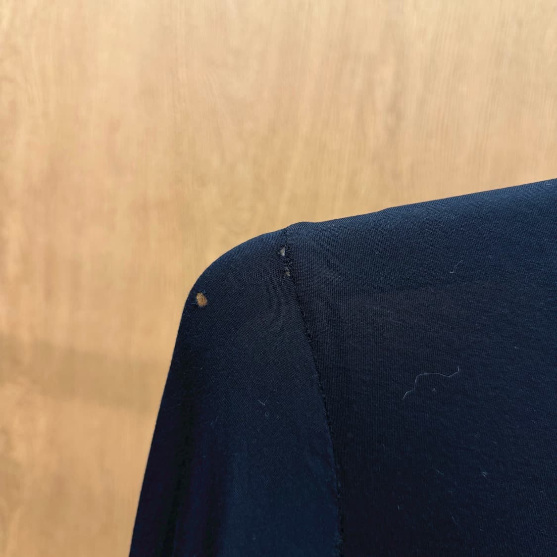 구찌 롱슬리브 티셔츠 리본 골드 로고 브이넥 디테일 슬림핏 블랙 상품이미지10