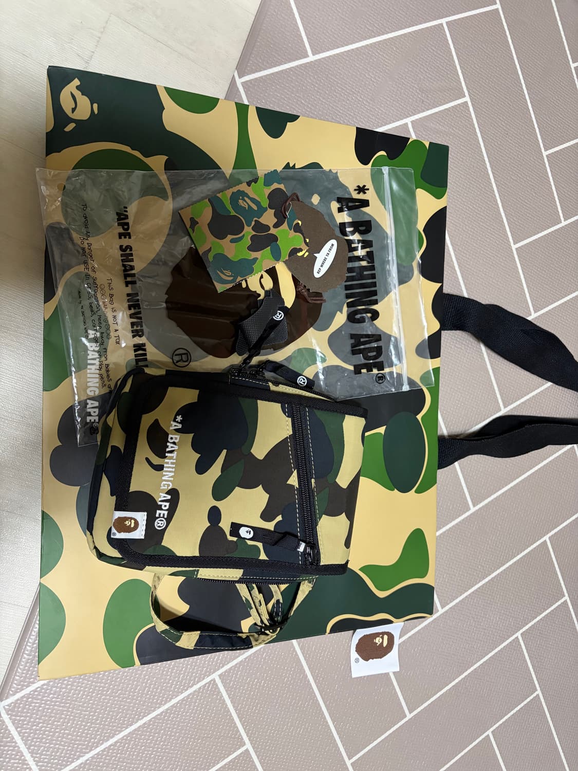 베이프 카모 크로스백 미니백 상품이미지1