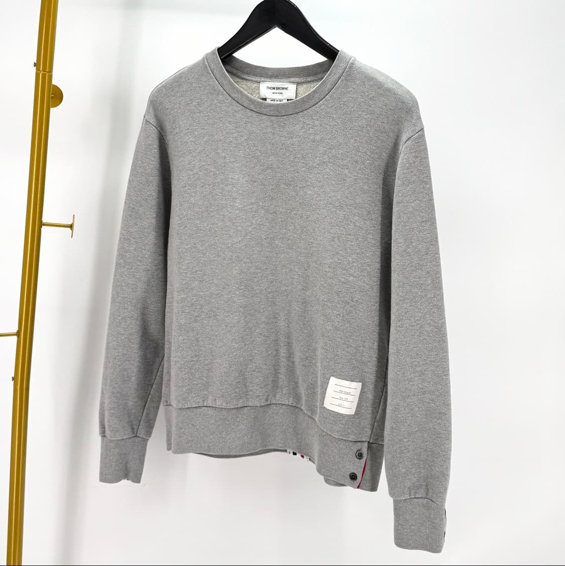 [2사이즈] 톰브라운 백삼선 맨투맨 그레이 (MJT085A) 상품이미지3