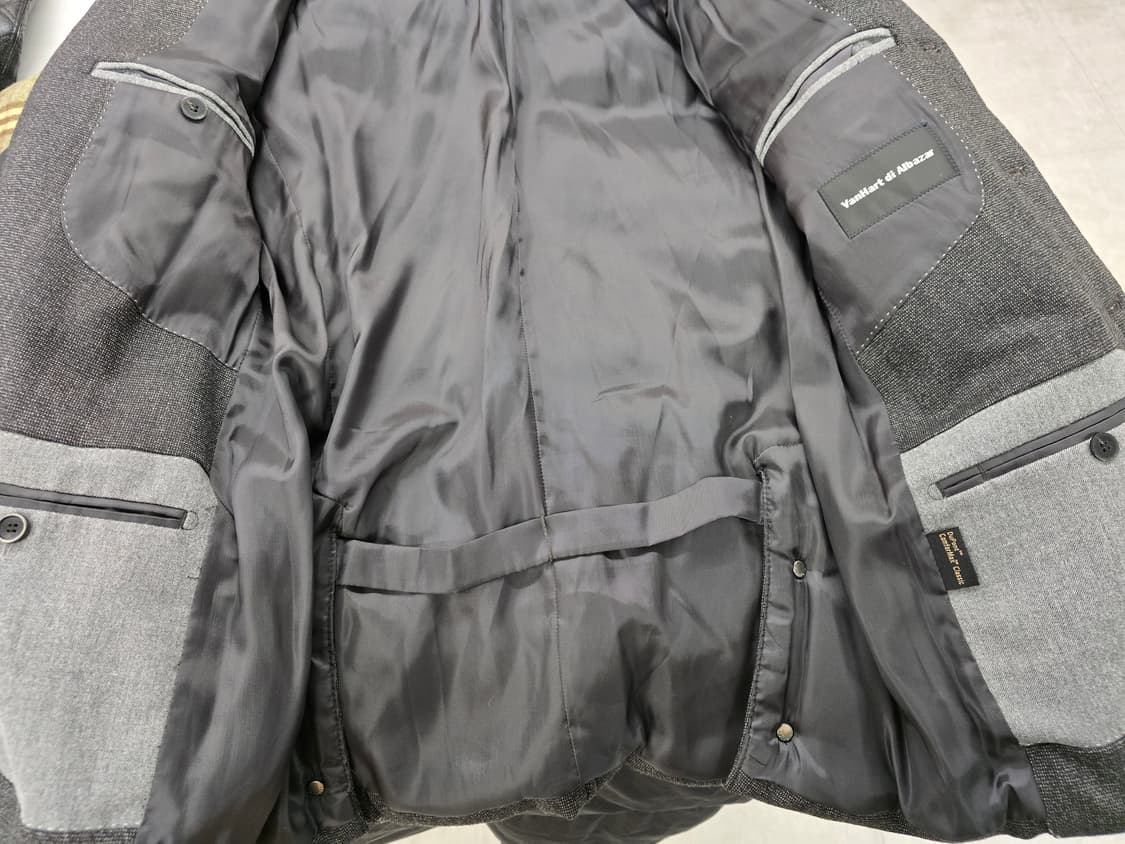 반하트디알바자 남성 모직패딩자켓.
싸이즈90~95 .   48싸이즈 상품이미지4